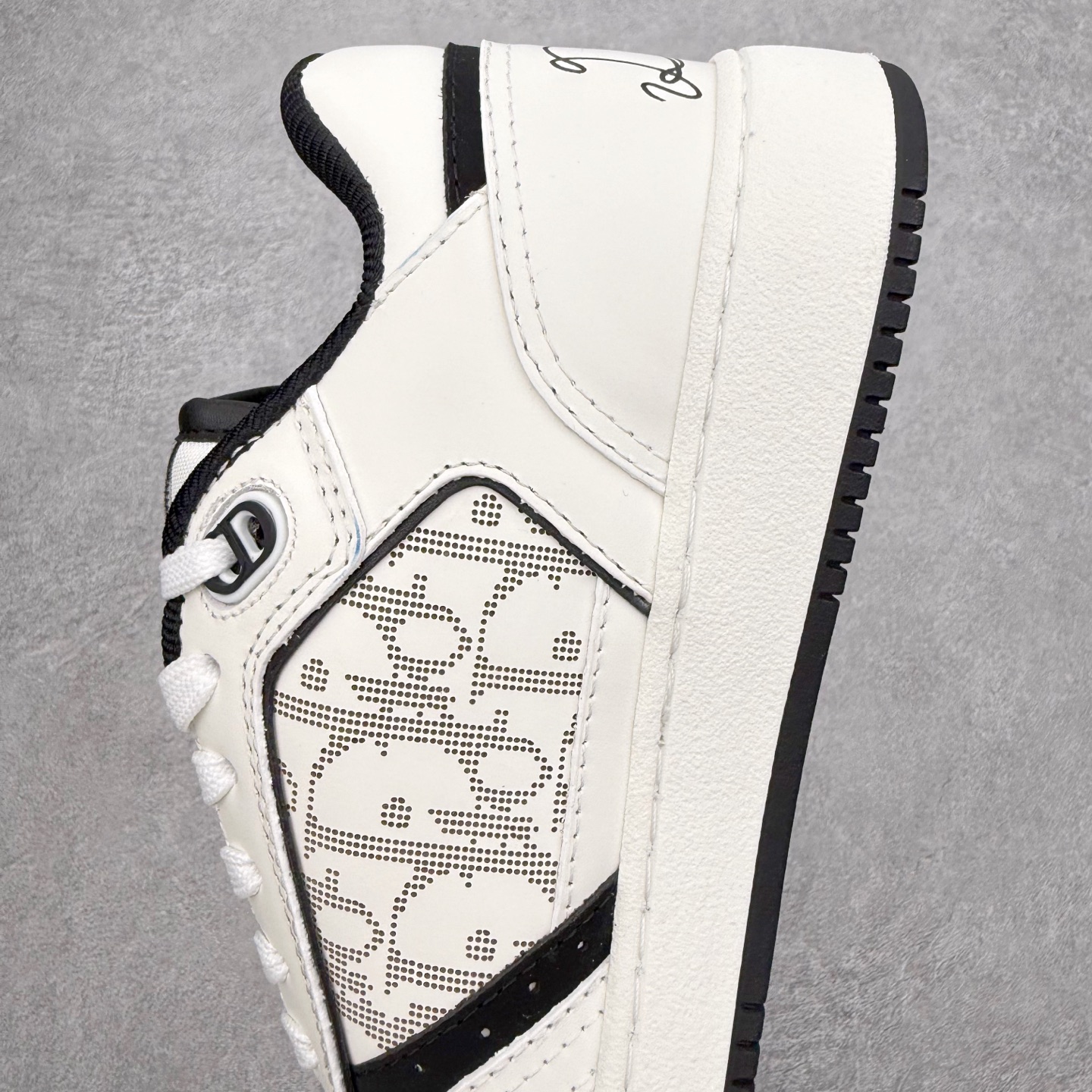 图片[7]-DIOR 迪奥 B27低帮 经典奢侈品休闲运动板鞋 东莞大厂生产 品质货真价实 代购级别 市面顶级版本 Oblique印花电秀 长时售卖 退换率超低这款B27运动鞋是DIOR的经典单品 和迪奥光滑牛皮革精心制作，侧面饰以米色和黑色提花Oblique印花镶边（激光冲孔）搭配CD lcon孔眼，双色橡胶鞋底，鞋舌和后跟处均饰以标志性细节，更显精致，时尚百搭，可为各种造型增光添彩 蓝色 奶油白色和迪奥灰光滑牛皮革 米色和黑色提花面料oblique印花 鞋底和鞋眼饰以DIOR标志 系带开合搭配CD·lcon孔眼网眼织物里料 双色橡胶外底 侧面缝线拼接结构 含防尘袋和一对鞋带 全套意大利正品包装 尺码 35 36 37 38 39 40 41 42 43 44 45 46-选品中心