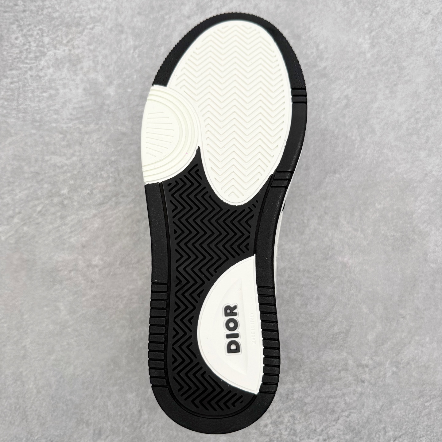 图片[9]-DIOR 迪奥 B27低帮 经典奢侈品休闲运动板鞋 东莞大厂生产 品质货真价实 代购级别 市面顶级版本 Oblique印花电秀 长时售卖 退换率超低这款B27运动鞋是DIOR的经典单品 和迪奥光滑牛皮革精心制作，侧面饰以米色和黑色提花Oblique印花镶边（激光冲孔）搭配CD lcon孔眼，双色橡胶鞋底，鞋舌和后跟处均饰以标志性细节，更显精致，时尚百搭，可为各种造型增光添彩 蓝色 奶油白色和迪奥灰光滑牛皮革 米色和黑色提花面料oblique印花 鞋底和鞋眼饰以DIOR标志 系带开合搭配CD·lcon孔眼网眼织物里料 双色橡胶外底 侧面缝线拼接结构 含防尘袋和一对鞋带 全套意大利正品包装 尺码 35 36 37 38 39 40 41 42 43 44 45 46-选品中心