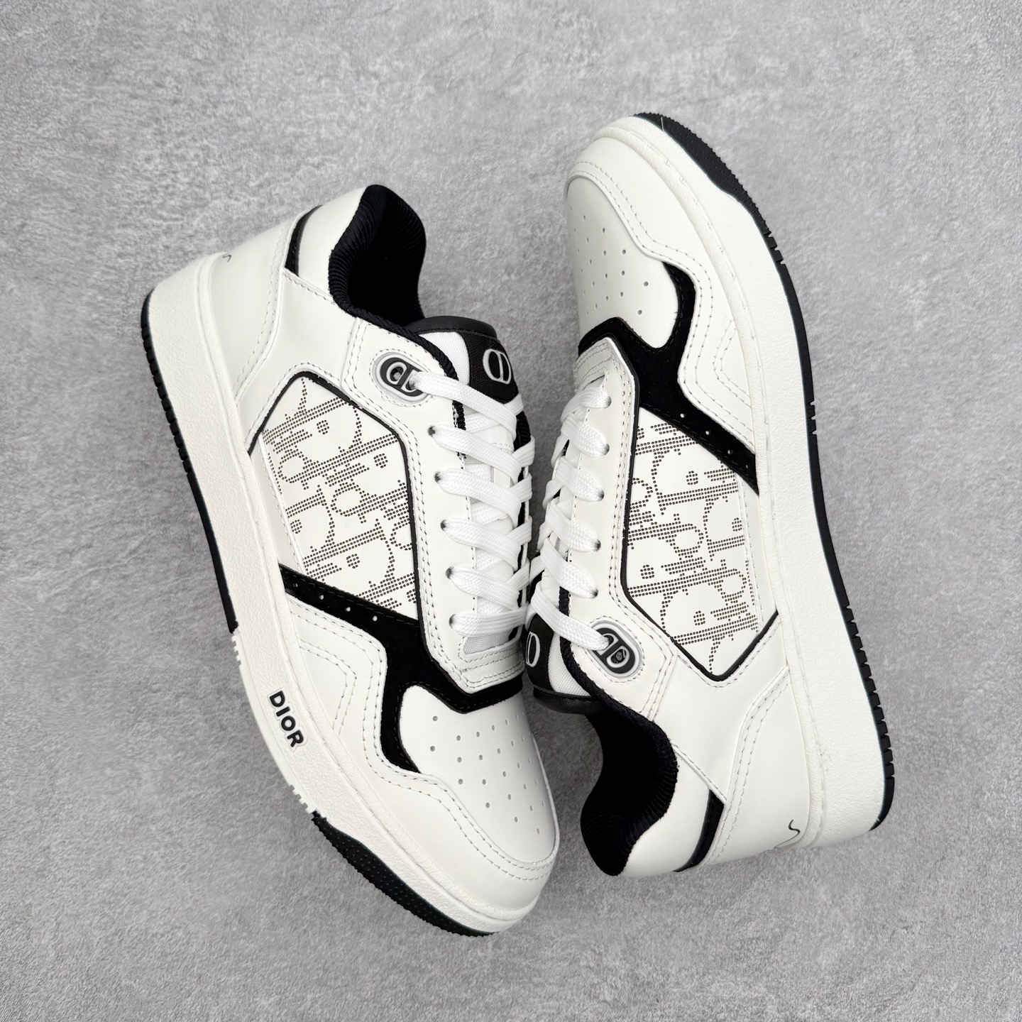 图片[3]-DIOR 迪奥 B27低帮 经典奢侈品休闲运动板鞋 东莞大厂生产 品质货真价实 代购级别 市面顶级版本 Oblique印花电秀 长时售卖 退换率超低这款B27运动鞋是DIOR的经典单品 和迪奥光滑牛皮革精心制作，侧面饰以米色和黑色提花Oblique印花镶边（激光冲孔）搭配CD lcon孔眼，双色橡胶鞋底，鞋舌和后跟处均饰以标志性细节，更显精致，时尚百搭，可为各种造型增光添彩 蓝色 奶油白色和迪奥灰光滑牛皮革 米色和黑色提花面料oblique印花 鞋底和鞋眼饰以DIOR标志 系带开合搭配CD·lcon孔眼网眼织物里料 双色橡胶外底 侧面缝线拼接结构 含防尘袋和一对鞋带 全套意大利正品包装 尺码 35 36 37 38 39 40 41 42 43 44 45 46-选品中心