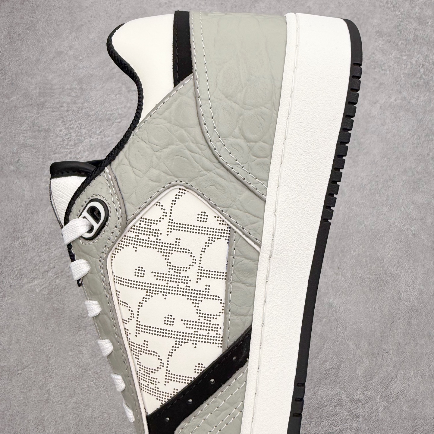 图片[7]-DIOR 迪奥 B27低帮 经典奢侈品休闲运动板鞋 东莞大厂生产 品质货真价实 代购级别 市面顶级版本 Oblique印花电秀 长时售卖 退换率超低这款B27运动鞋是DIOR的经典单品 和迪奥光滑牛皮革精心制作，侧面饰以米色和黑色提花Oblique印花镶边（激光冲孔）搭配CD lcon孔眼，双色橡胶鞋底，鞋舌和后跟处均饰以标志性细节，更显精致，时尚百搭，可为各种造型增光添彩 蓝色 奶油白色和迪奥灰光滑牛皮革 米色和黑色提花面料oblique印花 鞋底和鞋眼饰以DIOR标志 系带开合搭配CD·lcon孔眼网眼织物里料 双色橡胶外底 侧面缝线拼接结构 含防尘袋和一对鞋带 全套意大利正品包装 尺码 35 36 37 38 39 40 41 42 43 44 45 46-选品中心