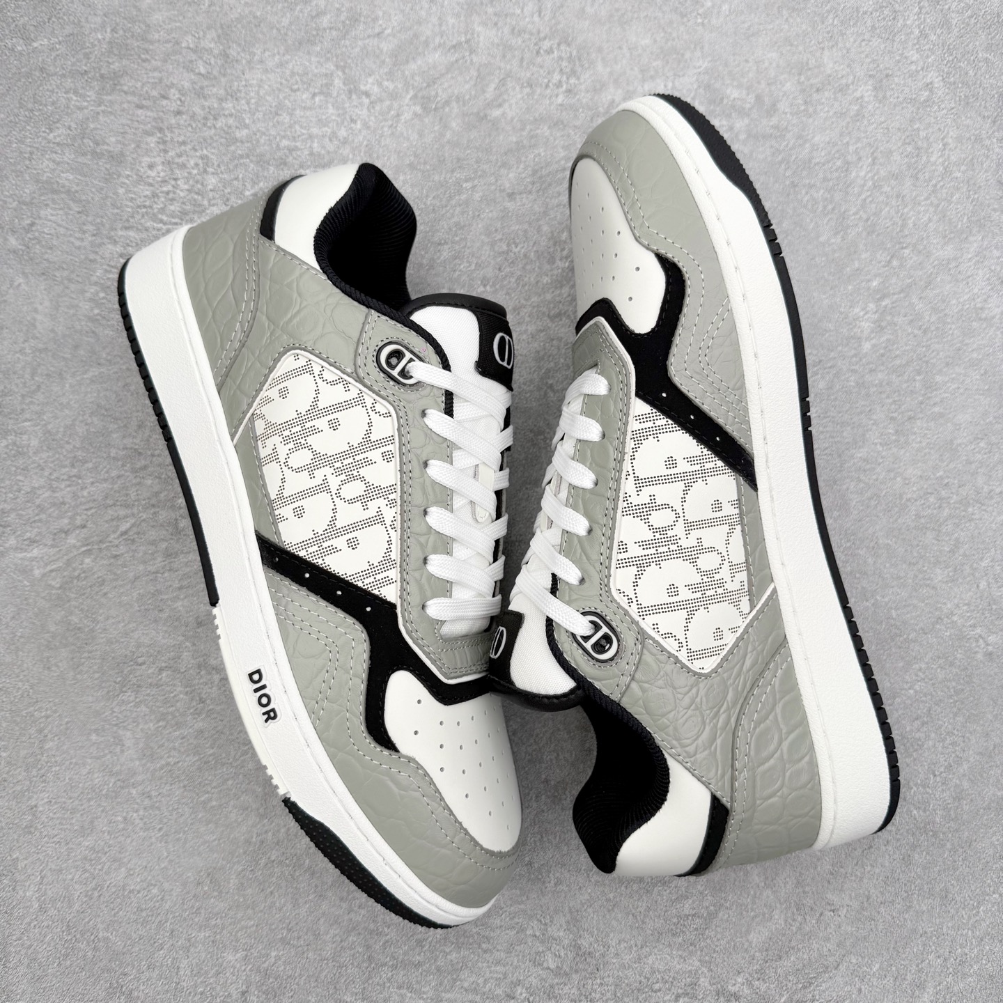 图片[3]-DIOR 迪奥 B27低帮 经典奢侈品休闲运动板鞋 东莞大厂生产 品质货真价实 代购级别 市面顶级版本 Oblique印花电秀 长时售卖 退换率超低这款B27运动鞋是DIOR的经典单品 和迪奥光滑牛皮革精心制作，侧面饰以米色和黑色提花Oblique印花镶边（激光冲孔）搭配CD lcon孔眼，双色橡胶鞋底，鞋舌和后跟处均饰以标志性细节，更显精致，时尚百搭，可为各种造型增光添彩 蓝色 奶油白色和迪奥灰光滑牛皮革 米色和黑色提花面料oblique印花 鞋底和鞋眼饰以DIOR标志 系带开合搭配CD·lcon孔眼网眼织物里料 双色橡胶外底 侧面缝线拼接结构 含防尘袋和一对鞋带 全套意大利正品包装 尺码 35 36 37 38 39 40 41 42 43 44 45 46-选品中心