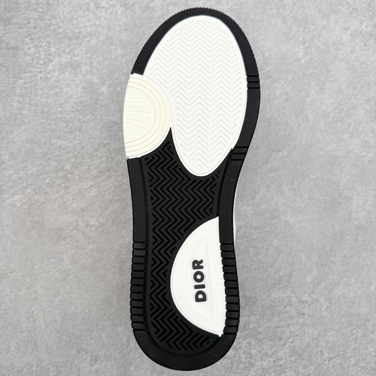 图片[9]-DIOR 迪奥 B27低帮 经典奢侈品休闲运动板鞋 东莞大厂生产 品质货真价实 代购级别 市面顶级版本 Oblique印花电秀 长时售卖 退换率超低这款B27运动鞋是DIOR的经典单品 和迪奥光滑牛皮革精心制作，侧面饰以米色和黑色提花Oblique印花镶边（激光冲孔）搭配CD lcon孔眼，双色橡胶鞋底，鞋舌和后跟处均饰以标志性细节，更显精致，时尚百搭，可为各种造型增光添彩 蓝色 奶油白色和迪奥灰光滑牛皮革 米色和黑色提花面料oblique印花 鞋底和鞋眼饰以DIOR标志 系带开合搭配CD·lcon孔眼网眼织物里料 双色橡胶外底 侧面缝线拼接结构 含防尘袋和一对鞋带 全套意大利正品包装 尺码 35 36 37 38 39 40 41 42 43 44 45 46-选品中心