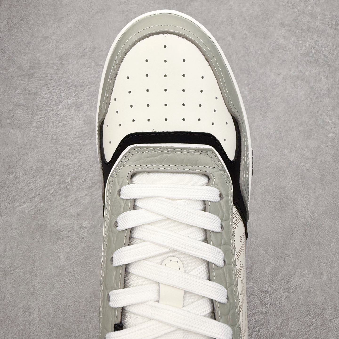 图片[4]-DIOR 迪奥 B27低帮 经典奢侈品休闲运动板鞋 东莞大厂生产 品质货真价实 代购级别 市面顶级版本 Oblique印花电秀 长时售卖 退换率超低这款B27运动鞋是DIOR的经典单品 和迪奥光滑牛皮革精心制作，侧面饰以米色和黑色提花Oblique印花镶边（激光冲孔）搭配CD lcon孔眼，双色橡胶鞋底，鞋舌和后跟处均饰以标志性细节，更显精致，时尚百搭，可为各种造型增光添彩 蓝色 奶油白色和迪奥灰光滑牛皮革 米色和黑色提花面料oblique印花 鞋底和鞋眼饰以DIOR标志 系带开合搭配CD·lcon孔眼网眼织物里料 双色橡胶外底 侧面缝线拼接结构 含防尘袋和一对鞋带 全套意大利正品包装 尺码 35 36 37 38 39 40 41 42 43 44 45 46-选品中心