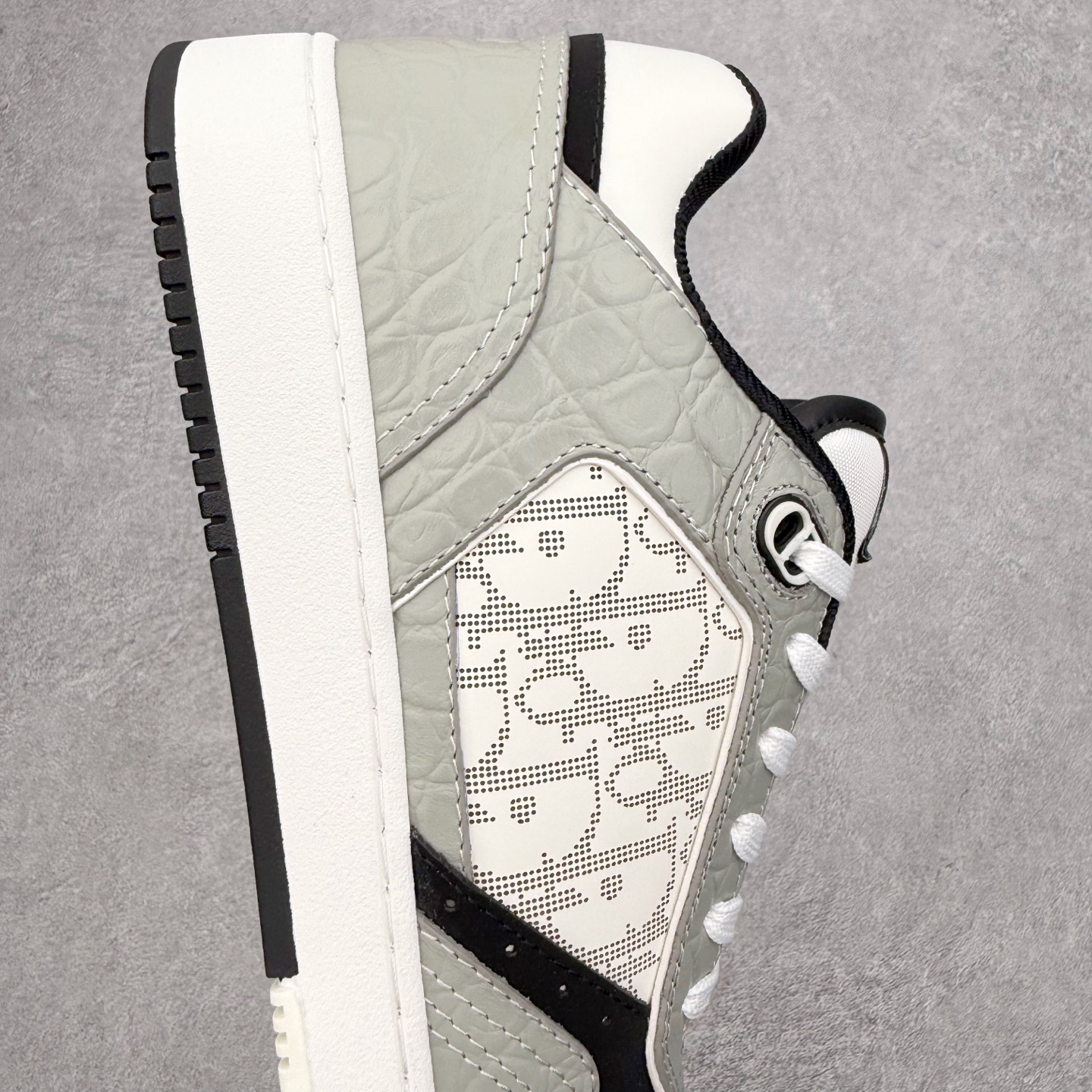 图片[6]-DIOR 迪奥 B27低帮 经典奢侈品休闲运动板鞋 东莞大厂生产 品质货真价实 代购级别 市面顶级版本 Oblique印花电秀 长时售卖 退换率超低这款B27运动鞋是DIOR的经典单品 和迪奥光滑牛皮革精心制作，侧面饰以米色和黑色提花Oblique印花镶边（激光冲孔）搭配CD lcon孔眼，双色橡胶鞋底，鞋舌和后跟处均饰以标志性细节，更显精致，时尚百搭，可为各种造型增光添彩 蓝色 奶油白色和迪奥灰光滑牛皮革 米色和黑色提花面料oblique印花 鞋底和鞋眼饰以DIOR标志 系带开合搭配CD·lcon孔眼网眼织物里料 双色橡胶外底 侧面缝线拼接结构 含防尘袋和一对鞋带 全套意大利正品包装 尺码 35 36 37 38 39 40 41 42 43 44 45 46-选品中心