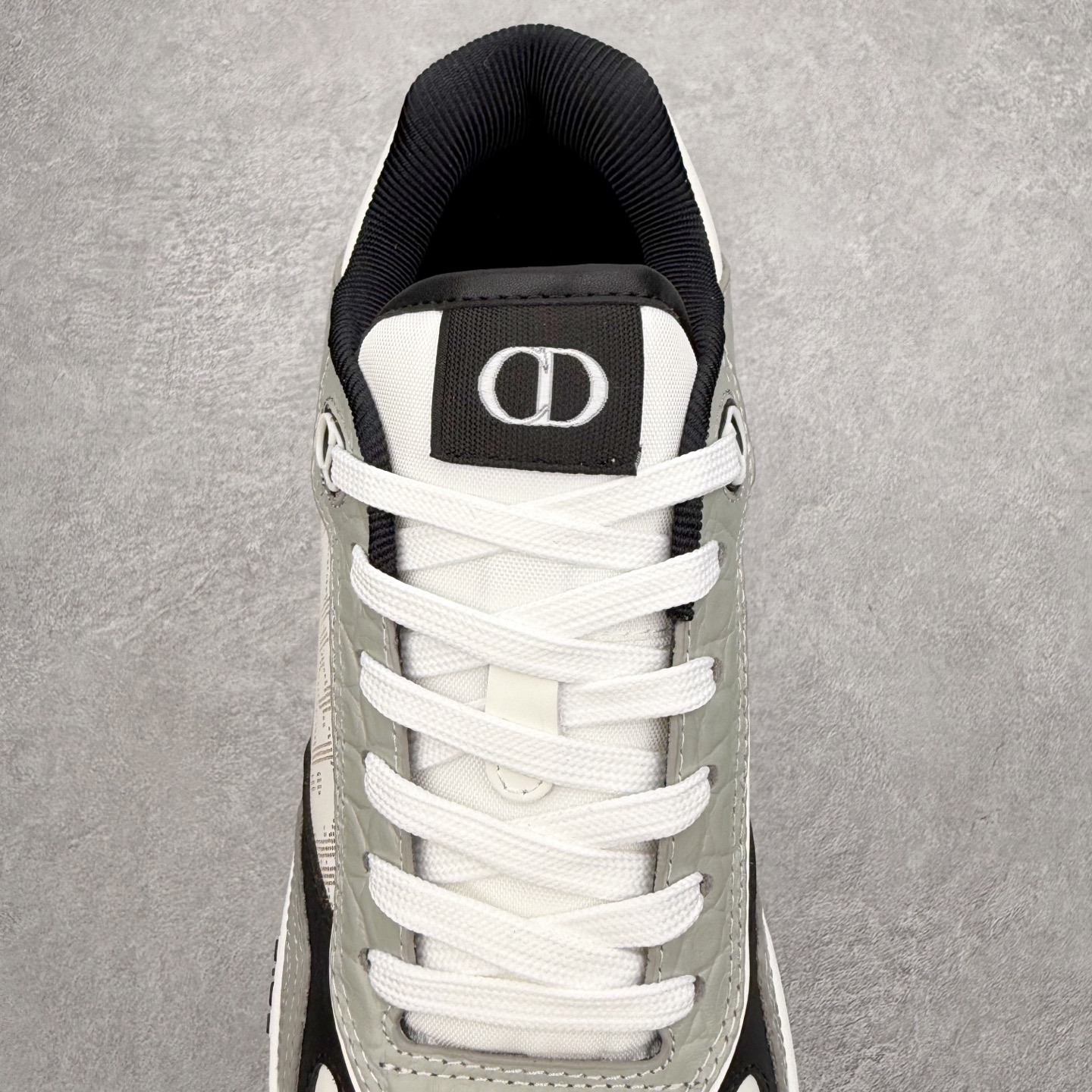 图片[5]-DIOR 迪奥 B27低帮 经典奢侈品休闲运动板鞋 东莞大厂生产 品质货真价实 代购级别 市面顶级版本 Oblique印花电秀 长时售卖 退换率超低这款B27运动鞋是DIOR的经典单品 和迪奥光滑牛皮革精心制作，侧面饰以米色和黑色提花Oblique印花镶边（激光冲孔）搭配CD lcon孔眼，双色橡胶鞋底，鞋舌和后跟处均饰以标志性细节，更显精致，时尚百搭，可为各种造型增光添彩 蓝色 奶油白色和迪奥灰光滑牛皮革 米色和黑色提花面料oblique印花 鞋底和鞋眼饰以DIOR标志 系带开合搭配CD·lcon孔眼网眼织物里料 双色橡胶外底 侧面缝线拼接结构 含防尘袋和一对鞋带 全套意大利正品包装 尺码 35 36 37 38 39 40 41 42 43 44 45 46-选品中心