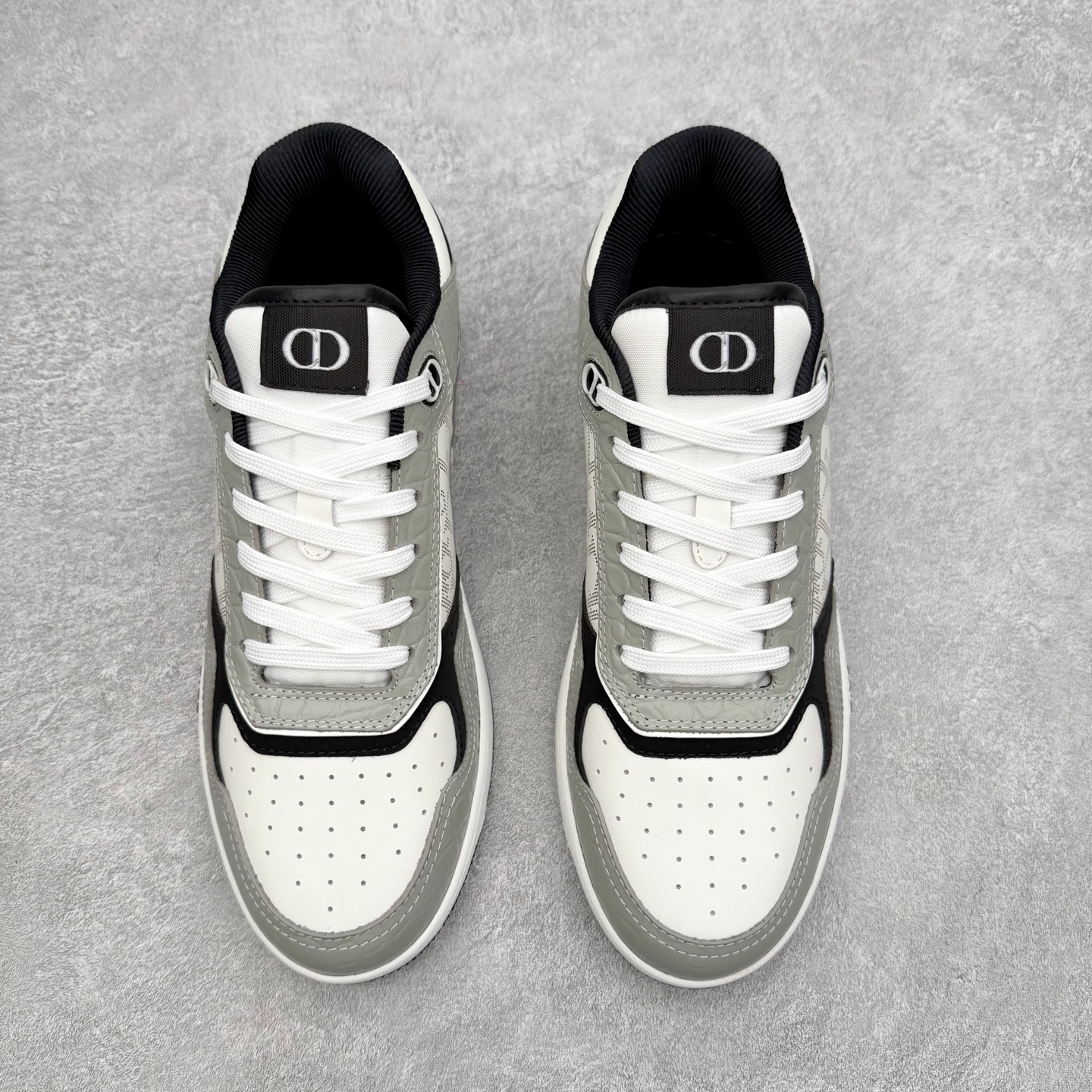 图片[2]-DIOR 迪奥 B27低帮 经典奢侈品休闲运动板鞋 东莞大厂生产 品质货真价实 代购级别 市面顶级版本 Oblique印花电秀 长时售卖 退换率超低这款B27运动鞋是DIOR的经典单品 和迪奥光滑牛皮革精心制作，侧面饰以米色和黑色提花Oblique印花镶边（激光冲孔）搭配CD lcon孔眼，双色橡胶鞋底，鞋舌和后跟处均饰以标志性细节，更显精致，时尚百搭，可为各种造型增光添彩 蓝色 奶油白色和迪奥灰光滑牛皮革 米色和黑色提花面料oblique印花 鞋底和鞋眼饰以DIOR标志 系带开合搭配CD·lcon孔眼网眼织物里料 双色橡胶外底 侧面缝线拼接结构 含防尘袋和一对鞋带 全套意大利正品包装 尺码 35 36 37 38 39 40 41 42 43 44 45 46-选品中心