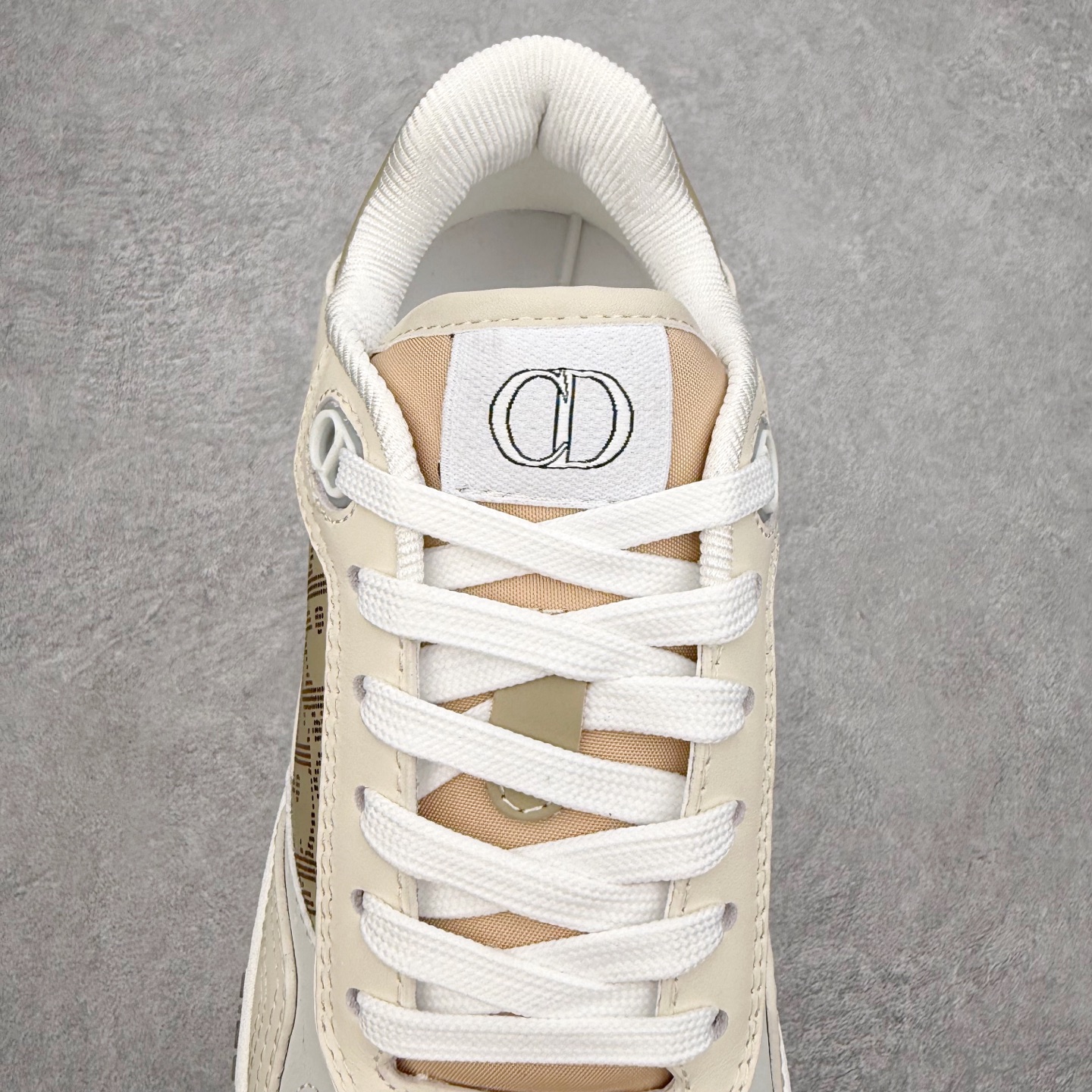 图片[5]-DIOR 迪奥 B27低帮 经典奢侈品休闲运动板鞋 东莞大厂生产 品质货真价实 代购级别 市面顶级版本 Oblique印花电秀 长时售卖 退换率超低这款B27运动鞋是DIOR的经典单品 和迪奥光滑牛皮革精心制作，侧面饰以米色和黑色提花Oblique印花镶边（激光冲孔）搭配CD lcon孔眼，双色橡胶鞋底，鞋舌和后跟处均饰以标志性细节，更显精致，时尚百搭，可为各种造型增光添彩 蓝色 奶油白色和迪奥灰光滑牛皮革 米色和黑色提花面料oblique印花 鞋底和鞋眼饰以DIOR标志 系带开合搭配CD·lcon孔眼网眼织物里料 双色橡胶外底 侧面缝线拼接结构 含防尘袋和一对鞋带 全套意大利正品包装 尺码 35 36 37 38 39 40 41 42 43 44 45 46-选品中心