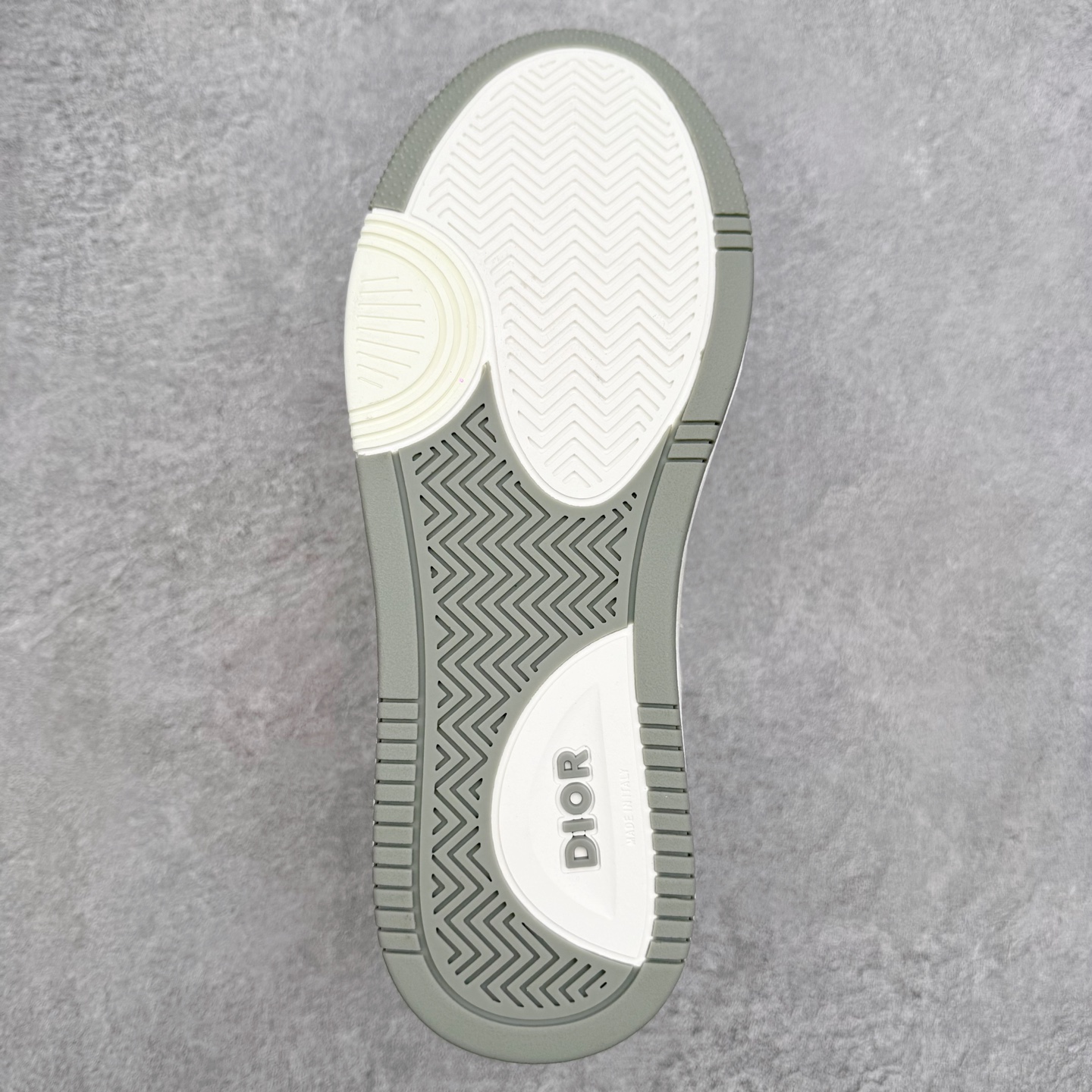 图片[9]-DIOR 迪奥 B27低帮 经典奢侈品休闲运动板鞋 东莞大厂生产 品质货真价实 代购级别 市面顶级版本 Oblique印花电秀 长时售卖 退换率超低这款B27运动鞋是DIOR的经典单品 和迪奥光滑牛皮革精心制作，侧面饰以米色和黑色提花Oblique印花镶边（激光冲孔）搭配CD lcon孔眼，双色橡胶鞋底，鞋舌和后跟处均饰以标志性细节，更显精致，时尚百搭，可为各种造型增光添彩 蓝色 奶油白色和迪奥灰光滑牛皮革 米色和黑色提花面料oblique印花 鞋底和鞋眼饰以DIOR标志 系带开合搭配CD·lcon孔眼网眼织物里料 双色橡胶外底 侧面缝线拼接结构 含防尘袋和一对鞋带 全套意大利正品包装 尺码 35 36 37 38 39 40 41 42 43 44 45 46-选品中心