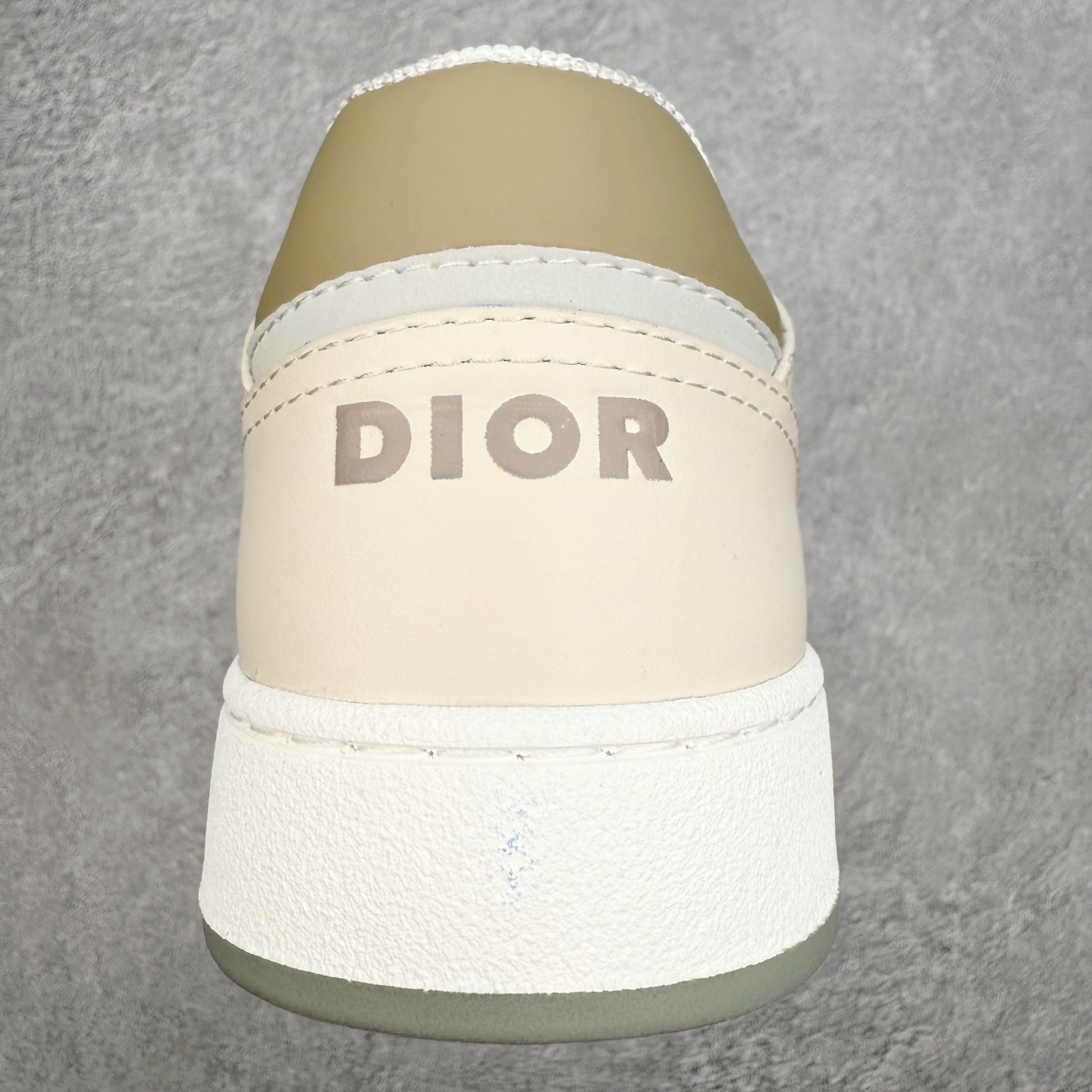 图片[8]-DIOR 迪奥 B27低帮 经典奢侈品休闲运动板鞋 东莞大厂生产 品质货真价实 代购级别 市面顶级版本 Oblique印花电秀 长时售卖 退换率超低这款B27运动鞋是DIOR的经典单品 和迪奥光滑牛皮革精心制作，侧面饰以米色和黑色提花Oblique印花镶边（激光冲孔）搭配CD lcon孔眼，双色橡胶鞋底，鞋舌和后跟处均饰以标志性细节，更显精致，时尚百搭，可为各种造型增光添彩 蓝色 奶油白色和迪奥灰光滑牛皮革 米色和黑色提花面料oblique印花 鞋底和鞋眼饰以DIOR标志 系带开合搭配CD·lcon孔眼网眼织物里料 双色橡胶外底 侧面缝线拼接结构 含防尘袋和一对鞋带 全套意大利正品包装 尺码 35 36 37 38 39 40 41 42 43 44 45 46-选品中心