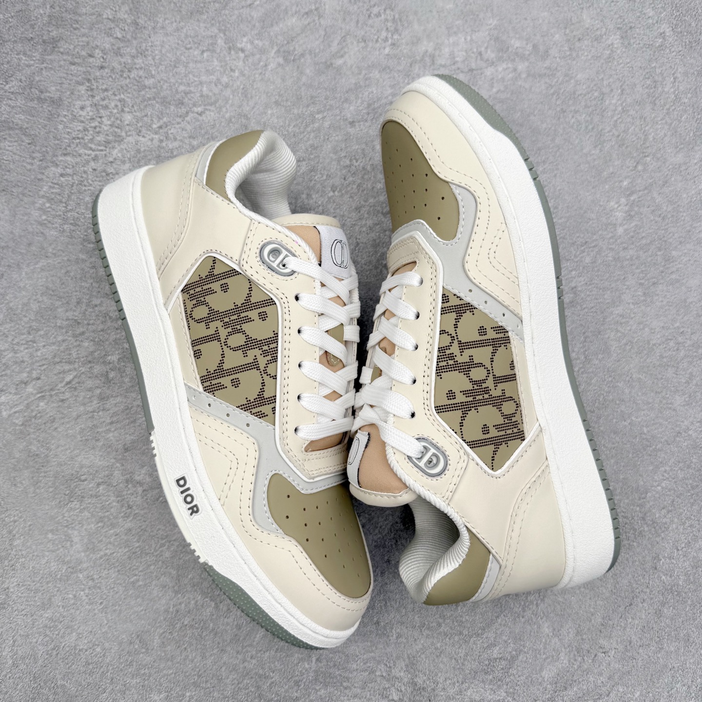 图片[3]-DIOR 迪奥 B27低帮 经典奢侈品休闲运动板鞋 东莞大厂生产 品质货真价实 代购级别 市面顶级版本 Oblique印花电秀 长时售卖 退换率超低这款B27运动鞋是DIOR的经典单品 和迪奥光滑牛皮革精心制作，侧面饰以米色和黑色提花Oblique印花镶边（激光冲孔）搭配CD lcon孔眼，双色橡胶鞋底，鞋舌和后跟处均饰以标志性细节，更显精致，时尚百搭，可为各种造型增光添彩 蓝色 奶油白色和迪奥灰光滑牛皮革 米色和黑色提花面料oblique印花 鞋底和鞋眼饰以DIOR标志 系带开合搭配CD·lcon孔眼网眼织物里料 双色橡胶外底 侧面缝线拼接结构 含防尘袋和一对鞋带 全套意大利正品包装 尺码 35 36 37 38 39 40 41 42 43 44 45 46-选品中心