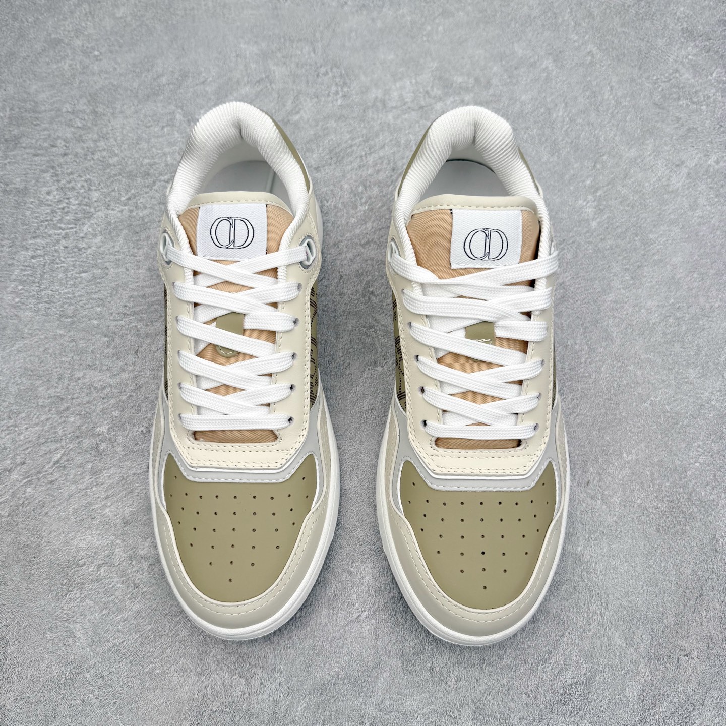 图片[2]-DIOR 迪奥 B27低帮 经典奢侈品休闲运动板鞋 东莞大厂生产 品质货真价实 代购级别 市面顶级版本 Oblique印花电秀 长时售卖 退换率超低这款B27运动鞋是DIOR的经典单品 和迪奥光滑牛皮革精心制作，侧面饰以米色和黑色提花Oblique印花镶边（激光冲孔）搭配CD lcon孔眼，双色橡胶鞋底，鞋舌和后跟处均饰以标志性细节，更显精致，时尚百搭，可为各种造型增光添彩 蓝色 奶油白色和迪奥灰光滑牛皮革 米色和黑色提花面料oblique印花 鞋底和鞋眼饰以DIOR标志 系带开合搭配CD·lcon孔眼网眼织物里料 双色橡胶外底 侧面缝线拼接结构 含防尘袋和一对鞋带 全套意大利正品包装 尺码 35 36 37 38 39 40 41 42 43 44 45 46-选品中心