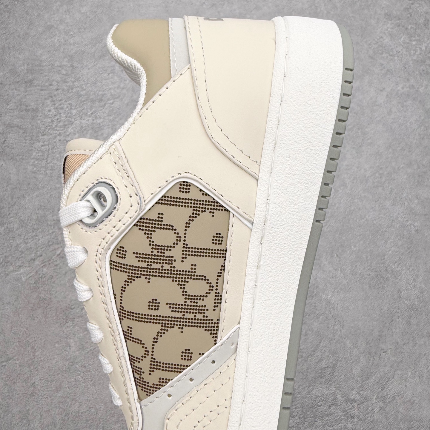 图片[7]-DIOR 迪奥 B27低帮 经典奢侈品休闲运动板鞋 东莞大厂生产 品质货真价实 代购级别 市面顶级版本 Oblique印花电秀 长时售卖 退换率超低这款B27运动鞋是DIOR的经典单品 和迪奥光滑牛皮革精心制作，侧面饰以米色和黑色提花Oblique印花镶边（激光冲孔）搭配CD lcon孔眼，双色橡胶鞋底，鞋舌和后跟处均饰以标志性细节，更显精致，时尚百搭，可为各种造型增光添彩 蓝色 奶油白色和迪奥灰光滑牛皮革 米色和黑色提花面料oblique印花 鞋底和鞋眼饰以DIOR标志 系带开合搭配CD·lcon孔眼网眼织物里料 双色橡胶外底 侧面缝线拼接结构 含防尘袋和一对鞋带 全套意大利正品包装 尺码 35 36 37 38 39 40 41 42 43 44 45 46-选品中心