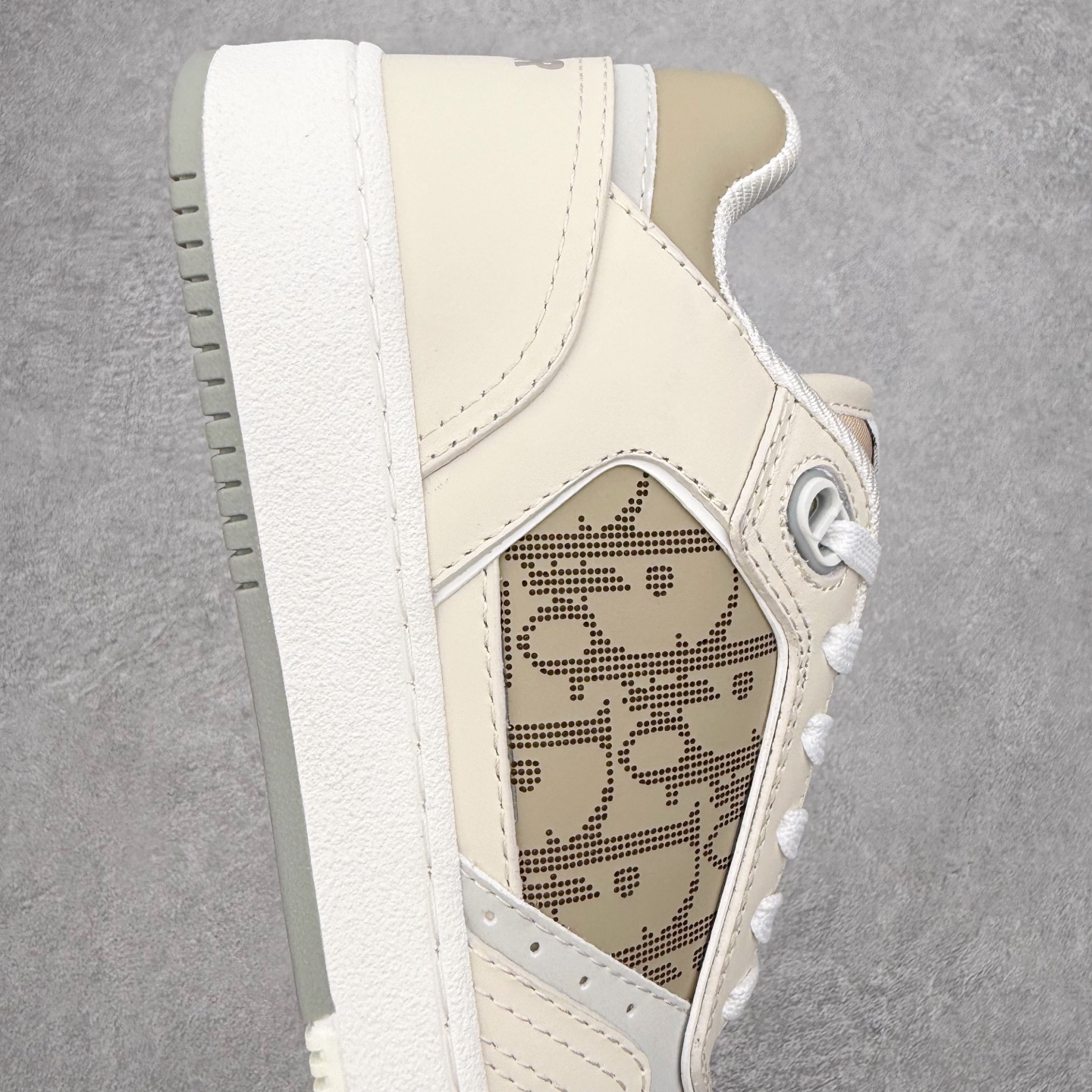 图片[6]-DIOR 迪奥 B27低帮 经典奢侈品休闲运动板鞋 东莞大厂生产 品质货真价实 代购级别 市面顶级版本 Oblique印花电秀 长时售卖 退换率超低这款B27运动鞋是DIOR的经典单品 和迪奥光滑牛皮革精心制作，侧面饰以米色和黑色提花Oblique印花镶边（激光冲孔）搭配CD lcon孔眼，双色橡胶鞋底，鞋舌和后跟处均饰以标志性细节，更显精致，时尚百搭，可为各种造型增光添彩 蓝色 奶油白色和迪奥灰光滑牛皮革 米色和黑色提花面料oblique印花 鞋底和鞋眼饰以DIOR标志 系带开合搭配CD·lcon孔眼网眼织物里料 双色橡胶外底 侧面缝线拼接结构 含防尘袋和一对鞋带 全套意大利正品包装 尺码 35 36 37 38 39 40 41 42 43 44 45 46-选品中心