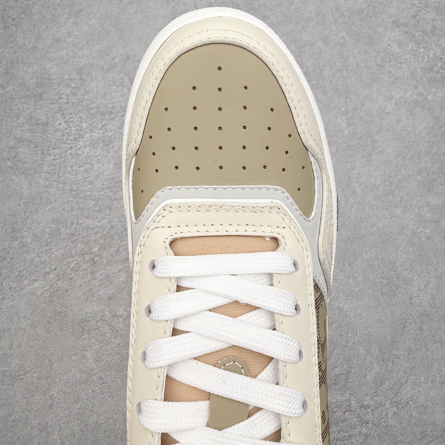 图片[4]-DIOR 迪奥 B27低帮 经典奢侈品休闲运动板鞋 东莞大厂生产 品质货真价实 代购级别 市面顶级版本 Oblique印花电秀 长时售卖 退换率超低这款B27运动鞋是DIOR的经典单品 和迪奥光滑牛皮革精心制作，侧面饰以米色和黑色提花Oblique印花镶边（激光冲孔）搭配CD lcon孔眼，双色橡胶鞋底，鞋舌和后跟处均饰以标志性细节，更显精致，时尚百搭，可为各种造型增光添彩 蓝色 奶油白色和迪奥灰光滑牛皮革 米色和黑色提花面料oblique印花 鞋底和鞋眼饰以DIOR标志 系带开合搭配CD·lcon孔眼网眼织物里料 双色橡胶外底 侧面缝线拼接结构 含防尘袋和一对鞋带 全套意大利正品包装 尺码 35 36 37 38 39 40 41 42 43 44 45 46-选品中心