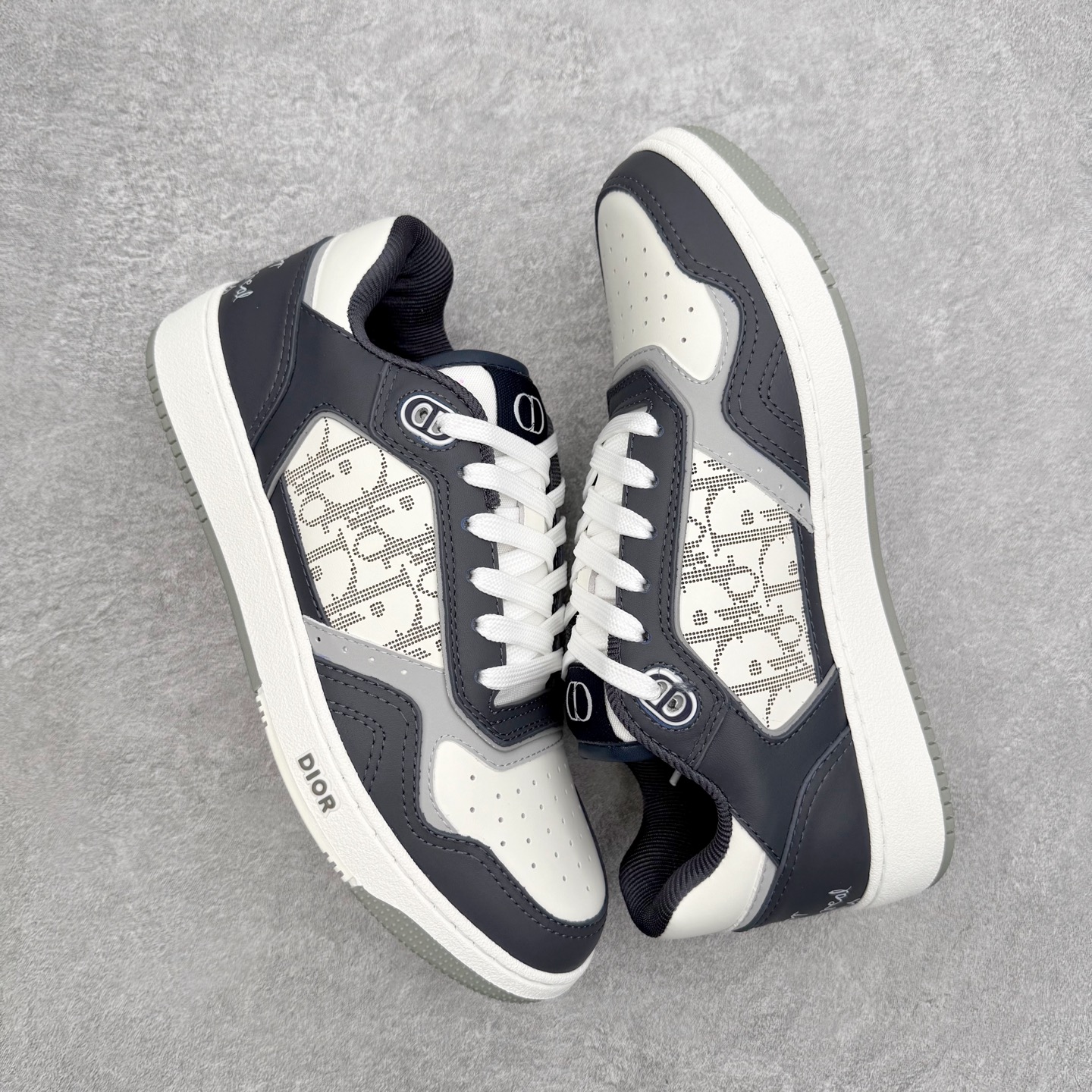 图片[3]-DIOR 迪奥 B27低帮 经典奢侈品休闲运动板鞋 东莞大厂生产 品质货真价实 代购级别 市面顶级版本 Oblique印花电秀 长时售卖 退换率超低这款B27运动鞋是DIOR的经典单品 和迪奥光滑牛皮革精心制作，侧面饰以米色和黑色提花Oblique印花镶边（激光冲孔）搭配CD lcon孔眼，双色橡胶鞋底，鞋舌和后跟处均饰以标志性细节，更显精致，时尚百搭，可为各种造型增光添彩 蓝色 奶油白色和迪奥灰光滑牛皮革 米色和黑色提花面料oblique印花 鞋底和鞋眼饰以DIOR标志 系带开合搭配CD·lcon孔眼网眼织物里料 双色橡胶外底 侧面缝线拼接结构 含防尘袋和一对鞋带 全套意大利正品包装 尺码 35 36 37 38 39 40 41 42 43 44 45 46-选品中心