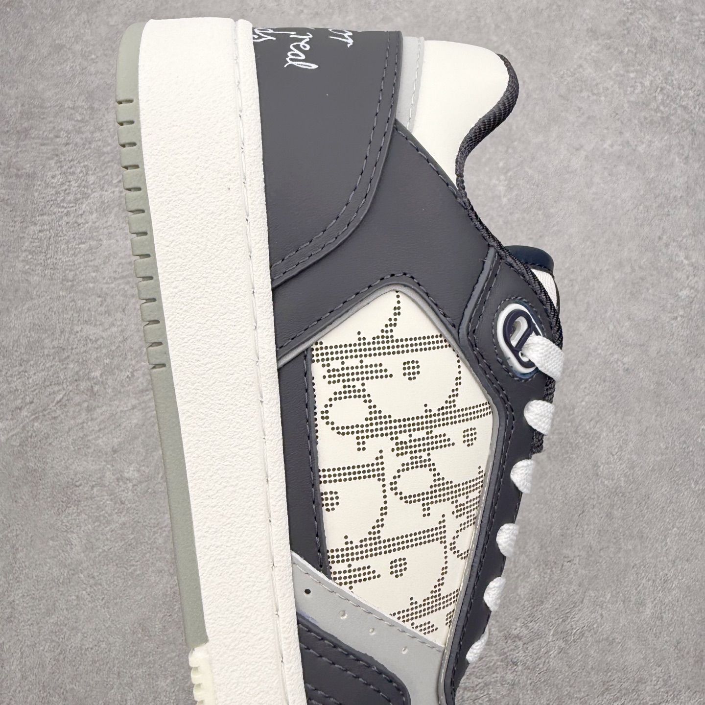 图片[6]-DIOR 迪奥 B27低帮 经典奢侈品休闲运动板鞋 东莞大厂生产 品质货真价实 代购级别 市面顶级版本 Oblique印花电秀 长时售卖 退换率超低这款B27运动鞋是DIOR的经典单品 和迪奥光滑牛皮革精心制作，侧面饰以米色和黑色提花Oblique印花镶边（激光冲孔）搭配CD lcon孔眼，双色橡胶鞋底，鞋舌和后跟处均饰以标志性细节，更显精致，时尚百搭，可为各种造型增光添彩 蓝色 奶油白色和迪奥灰光滑牛皮革 米色和黑色提花面料oblique印花 鞋底和鞋眼饰以DIOR标志 系带开合搭配CD·lcon孔眼网眼织物里料 双色橡胶外底 侧面缝线拼接结构 含防尘袋和一对鞋带 全套意大利正品包装 尺码 35 36 37 38 39 40 41 42 43 44 45 46-选品中心