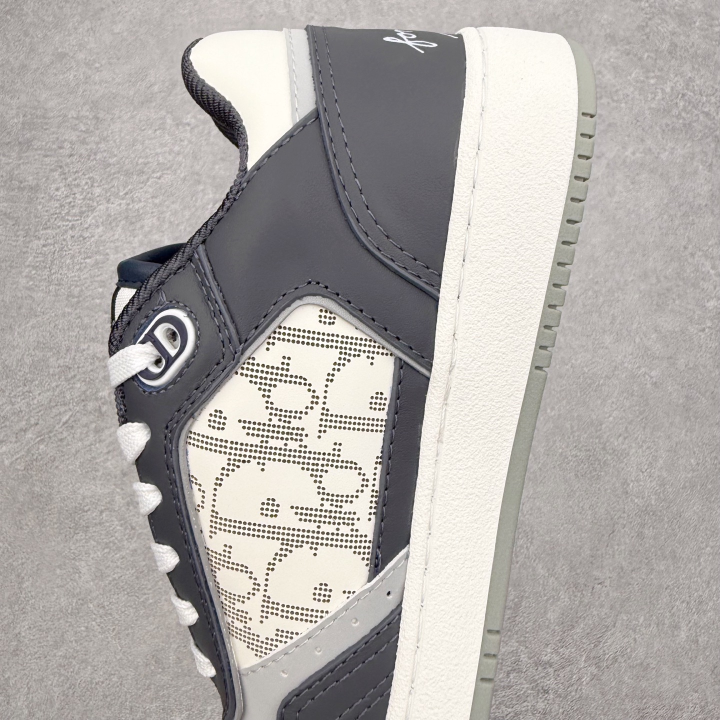 图片[7]-DIOR 迪奥 B27低帮 经典奢侈品休闲运动板鞋 东莞大厂生产 品质货真价实 代购级别 市面顶级版本 Oblique印花电秀 长时售卖 退换率超低这款B27运动鞋是DIOR的经典单品 和迪奥光滑牛皮革精心制作，侧面饰以米色和黑色提花Oblique印花镶边（激光冲孔）搭配CD lcon孔眼，双色橡胶鞋底，鞋舌和后跟处均饰以标志性细节，更显精致，时尚百搭，可为各种造型增光添彩 蓝色 奶油白色和迪奥灰光滑牛皮革 米色和黑色提花面料oblique印花 鞋底和鞋眼饰以DIOR标志 系带开合搭配CD·lcon孔眼网眼织物里料 双色橡胶外底 侧面缝线拼接结构 含防尘袋和一对鞋带 全套意大利正品包装 尺码 35 36 37 38 39 40 41 42 43 44 45 46-选品中心