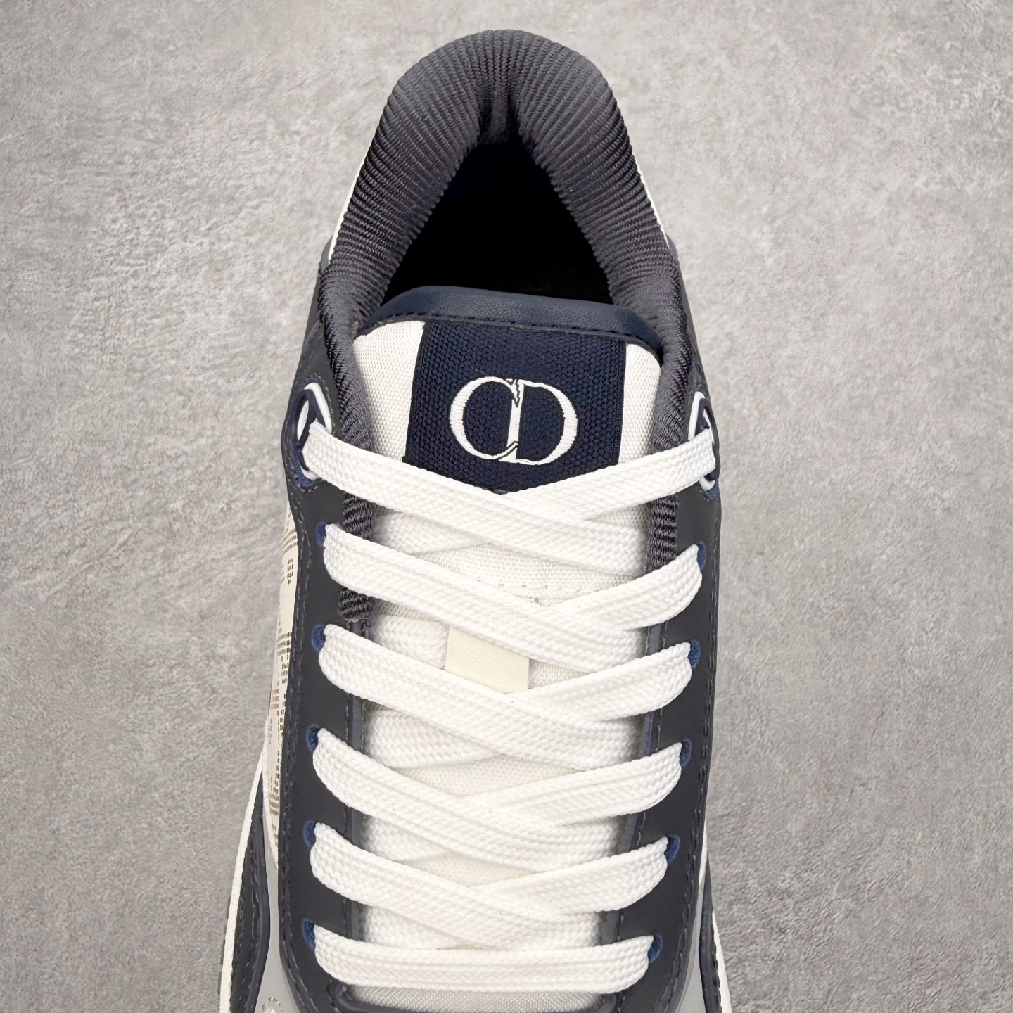 图片[5]-DIOR 迪奥 B27低帮 经典奢侈品休闲运动板鞋 东莞大厂生产 品质货真价实 代购级别 市面顶级版本 Oblique印花电秀 长时售卖 退换率超低这款B27运动鞋是DIOR的经典单品 和迪奥光滑牛皮革精心制作，侧面饰以米色和黑色提花Oblique印花镶边（激光冲孔）搭配CD lcon孔眼，双色橡胶鞋底，鞋舌和后跟处均饰以标志性细节，更显精致，时尚百搭，可为各种造型增光添彩 蓝色 奶油白色和迪奥灰光滑牛皮革 米色和黑色提花面料oblique印花 鞋底和鞋眼饰以DIOR标志 系带开合搭配CD·lcon孔眼网眼织物里料 双色橡胶外底 侧面缝线拼接结构 含防尘袋和一对鞋带 全套意大利正品包装 尺码 35 36 37 38 39 40 41 42 43 44 45 46-选品中心