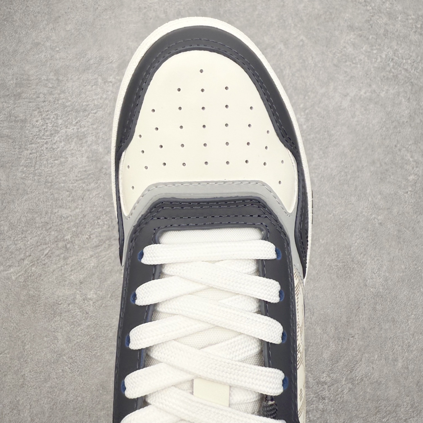 图片[4]-DIOR 迪奥 B27低帮 经典奢侈品休闲运动板鞋 东莞大厂生产 品质货真价实 代购级别 市面顶级版本 Oblique印花电秀 长时售卖 退换率超低这款B27运动鞋是DIOR的经典单品 和迪奥光滑牛皮革精心制作，侧面饰以米色和黑色提花Oblique印花镶边（激光冲孔）搭配CD lcon孔眼，双色橡胶鞋底，鞋舌和后跟处均饰以标志性细节，更显精致，时尚百搭，可为各种造型增光添彩 蓝色 奶油白色和迪奥灰光滑牛皮革 米色和黑色提花面料oblique印花 鞋底和鞋眼饰以DIOR标志 系带开合搭配CD·lcon孔眼网眼织物里料 双色橡胶外底 侧面缝线拼接结构 含防尘袋和一对鞋带 全套意大利正品包装 尺码 35 36 37 38 39 40 41 42 43 44 45 46-选品中心