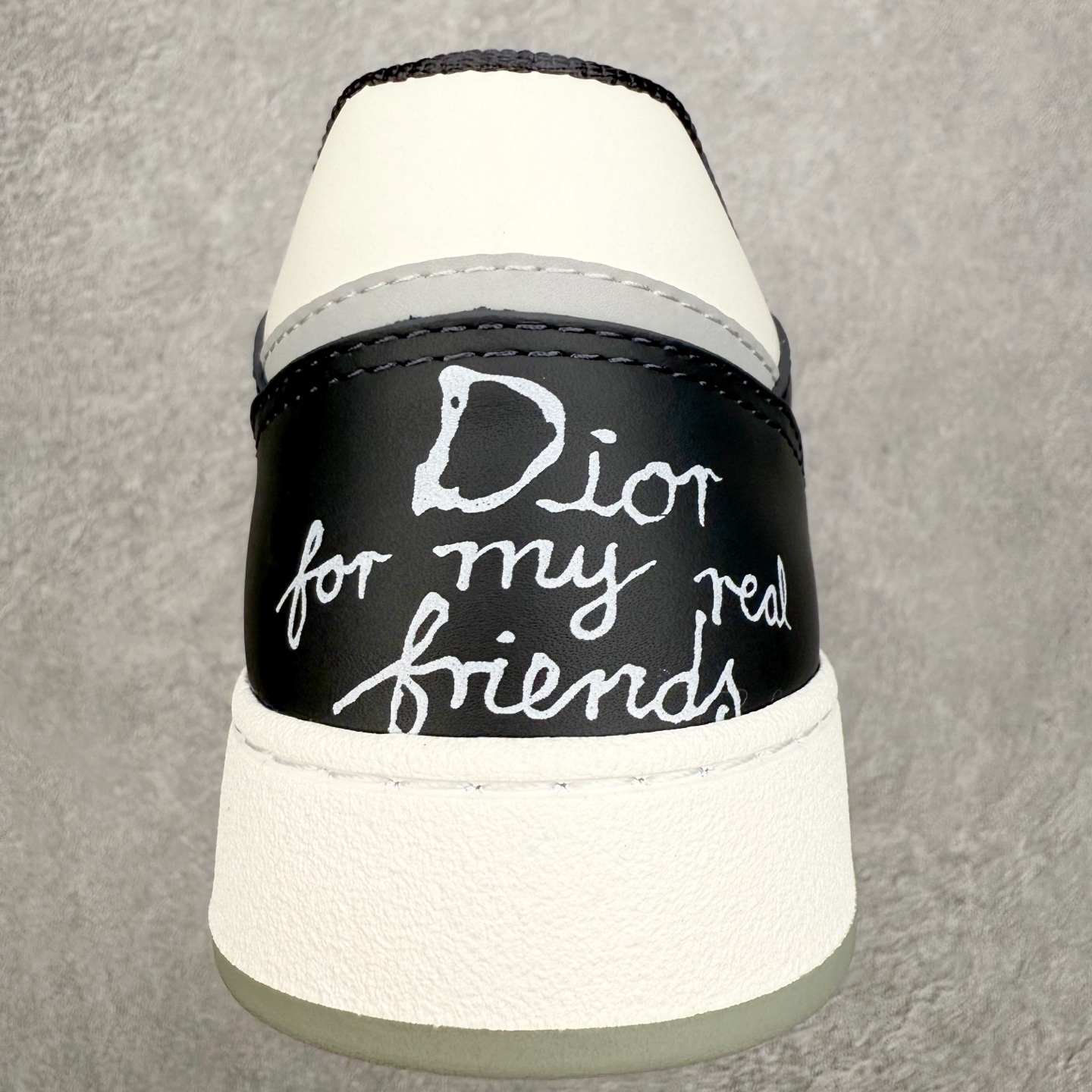 图片[8]-DIOR 迪奥 B27低帮 经典奢侈品休闲运动板鞋 东莞大厂生产 品质货真价实 代购级别 市面顶级版本 Oblique印花电秀 长时售卖 退换率超低这款B27运动鞋是DIOR的经典单品 和迪奥光滑牛皮革精心制作，侧面饰以米色和黑色提花Oblique印花镶边（激光冲孔）搭配CD lcon孔眼，双色橡胶鞋底，鞋舌和后跟处均饰以标志性细节，更显精致，时尚百搭，可为各种造型增光添彩 蓝色 奶油白色和迪奥灰光滑牛皮革 米色和黑色提花面料oblique印花 鞋底和鞋眼饰以DIOR标志 系带开合搭配CD·lcon孔眼网眼织物里料 双色橡胶外底 侧面缝线拼接结构 含防尘袋和一对鞋带 全套意大利正品包装 尺码 35 36 37 38 39 40 41 42 43 44 45 46-选品中心