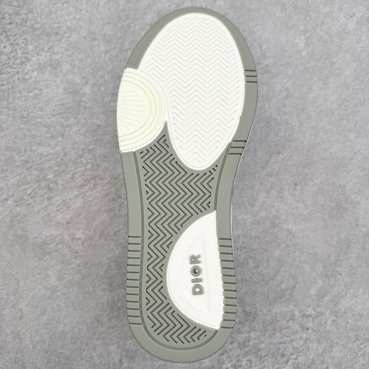 图片[9]-DIOR 迪奥 B27低帮 经典奢侈品休闲运动板鞋 东莞大厂生产 品质货真价实 代购级别 市面顶级版本 Oblique印花电秀 长时售卖 退换率超低这款B27运动鞋是DIOR的经典单品 和迪奥光滑牛皮革精心制作，侧面饰以米色和黑色提花Oblique印花镶边（激光冲孔）搭配CD lcon孔眼，双色橡胶鞋底，鞋舌和后跟处均饰以标志性细节，更显精致，时尚百搭，可为各种造型增光添彩 蓝色 奶油白色和迪奥灰光滑牛皮革 米色和黑色提花面料oblique印花 鞋底和鞋眼饰以DIOR标志 系带开合搭配CD·lcon孔眼网眼织物里料 双色橡胶外底 侧面缝线拼接结构 含防尘袋和一对鞋带 全套意大利正品包装 尺码 35 36 37 38 39 40 41 42 43 44 45 46-选品中心