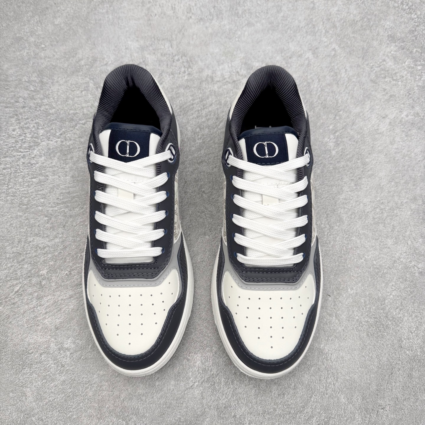 图片[2]-DIOR 迪奥 B27低帮 经典奢侈品休闲运动板鞋 东莞大厂生产 品质货真价实 代购级别 市面顶级版本 Oblique印花电秀 长时售卖 退换率超低这款B27运动鞋是DIOR的经典单品 和迪奥光滑牛皮革精心制作，侧面饰以米色和黑色提花Oblique印花镶边（激光冲孔）搭配CD lcon孔眼，双色橡胶鞋底，鞋舌和后跟处均饰以标志性细节，更显精致，时尚百搭，可为各种造型增光添彩 蓝色 奶油白色和迪奥灰光滑牛皮革 米色和黑色提花面料oblique印花 鞋底和鞋眼饰以DIOR标志 系带开合搭配CD·lcon孔眼网眼织物里料 双色橡胶外底 侧面缝线拼接结构 含防尘袋和一对鞋带 全套意大利正品包装 尺码 35 36 37 38 39 40 41 42 43 44 45 46-选品中心