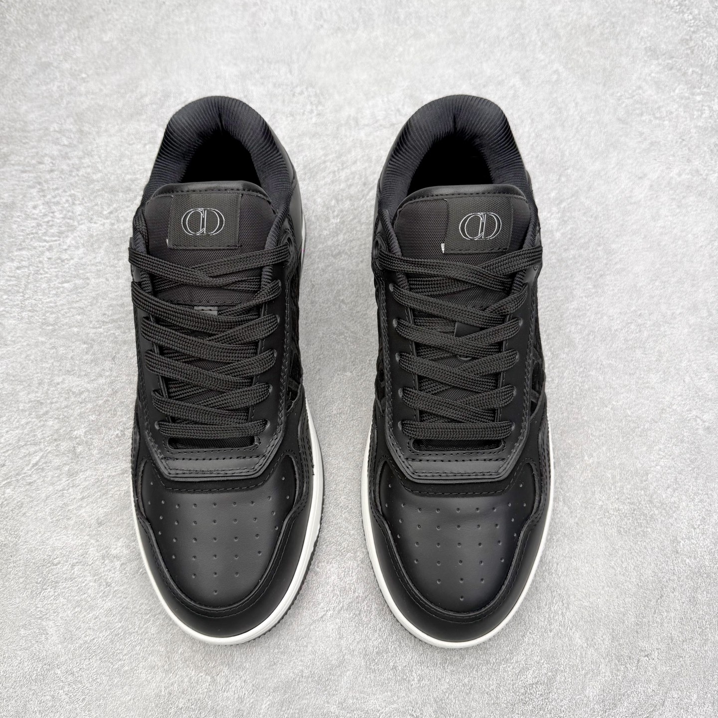 图片[2]-DIOR 迪奥 B27低帮 经典奢侈品休闲运动板鞋 东莞大厂生产 品质货真价实 代购级别 市面顶级版本 Oblique印花电秀 长时售卖 退换率超低这款B27运动鞋是DIOR的经典单品 和迪奥光滑牛皮革精心制作，侧面饰以米色和黑色提花Oblique印花镶边（激光冲孔）搭配CD lcon孔眼，双色橡胶鞋底，鞋舌和后跟处均饰以标志性细节，更显精致，时尚百搭，可为各种造型增光添彩 蓝色 奶油白色和迪奥灰光滑牛皮革 米色和黑色提花面料oblique印花 鞋底和鞋眼饰以DIOR标志 系带开合搭配CD·lcon孔眼网眼织物里料 双色橡胶外底 侧面缝线拼接结构 含防尘袋和一对鞋带 全套意大利正品包装 尺码 35 36 37 38 39 40 41 42 43 44 45 46-选品中心