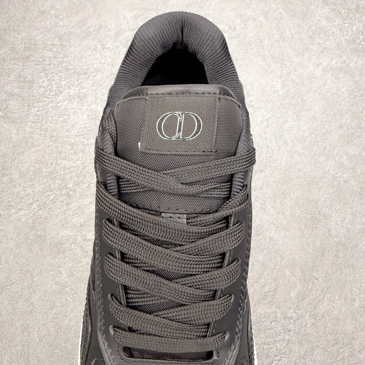 图片[5]-DIOR 迪奥 B27低帮 经典奢侈品休闲运动板鞋 东莞大厂生产 品质货真价实 代购级别 市面顶级版本 Oblique印花电秀 长时售卖 退换率超低这款B27运动鞋是DIOR的经典单品 和迪奥光滑牛皮革精心制作，侧面饰以米色和黑色提花Oblique印花镶边（激光冲孔）搭配CD lcon孔眼，双色橡胶鞋底，鞋舌和后跟处均饰以标志性细节，更显精致，时尚百搭，可为各种造型增光添彩 蓝色 奶油白色和迪奥灰光滑牛皮革 米色和黑色提花面料oblique印花 鞋底和鞋眼饰以DIOR标志 系带开合搭配CD·lcon孔眼网眼织物里料 双色橡胶外底 侧面缝线拼接结构 含防尘袋和一对鞋带 全套意大利正品包装 尺码 35 36 37 38 39 40 41 42 43 44 45 46-选品中心