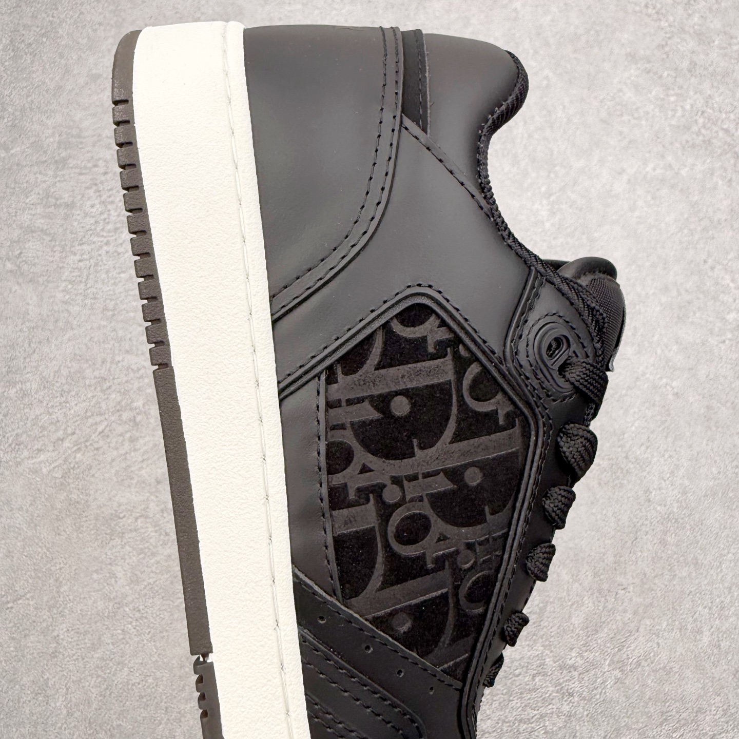 图片[6]-DIOR 迪奥 B27低帮 经典奢侈品休闲运动板鞋 东莞大厂生产 品质货真价实 代购级别 市面顶级版本 Oblique印花电秀 长时售卖 退换率超低这款B27运动鞋是DIOR的经典单品 和迪奥光滑牛皮革精心制作，侧面饰以米色和黑色提花Oblique印花镶边（激光冲孔）搭配CD lcon孔眼，双色橡胶鞋底，鞋舌和后跟处均饰以标志性细节，更显精致，时尚百搭，可为各种造型增光添彩 蓝色 奶油白色和迪奥灰光滑牛皮革 米色和黑色提花面料oblique印花 鞋底和鞋眼饰以DIOR标志 系带开合搭配CD·lcon孔眼网眼织物里料 双色橡胶外底 侧面缝线拼接结构 含防尘袋和一对鞋带 全套意大利正品包装 尺码 35 36 37 38 39 40 41 42 43 44 45 46-选品中心