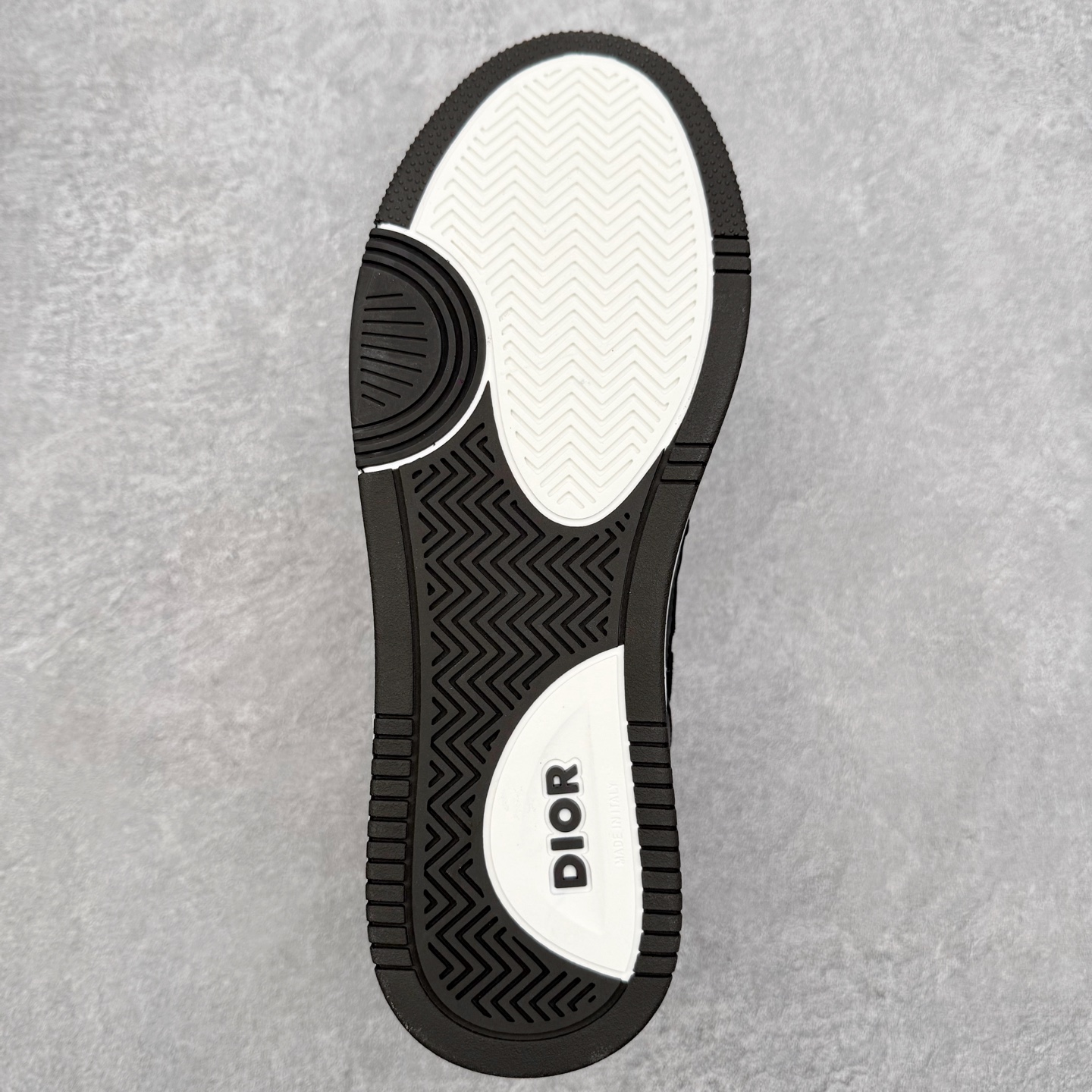 图片[9]-DIOR 迪奥 B27低帮 经典奢侈品休闲运动板鞋 东莞大厂生产 品质货真价实 代购级别 市面顶级版本 Oblique印花电秀 长时售卖 退换率超低这款B27运动鞋是DIOR的经典单品 和迪奥光滑牛皮革精心制作，侧面饰以米色和黑色提花Oblique印花镶边（激光冲孔）搭配CD lcon孔眼，双色橡胶鞋底，鞋舌和后跟处均饰以标志性细节，更显精致，时尚百搭，可为各种造型增光添彩 蓝色 奶油白色和迪奥灰光滑牛皮革 米色和黑色提花面料oblique印花 鞋底和鞋眼饰以DIOR标志 系带开合搭配CD·lcon孔眼网眼织物里料 双色橡胶外底 侧面缝线拼接结构 含防尘袋和一对鞋带 全套意大利正品包装 尺码 35 36 37 38 39 40 41 42 43 44 45 46-选品中心