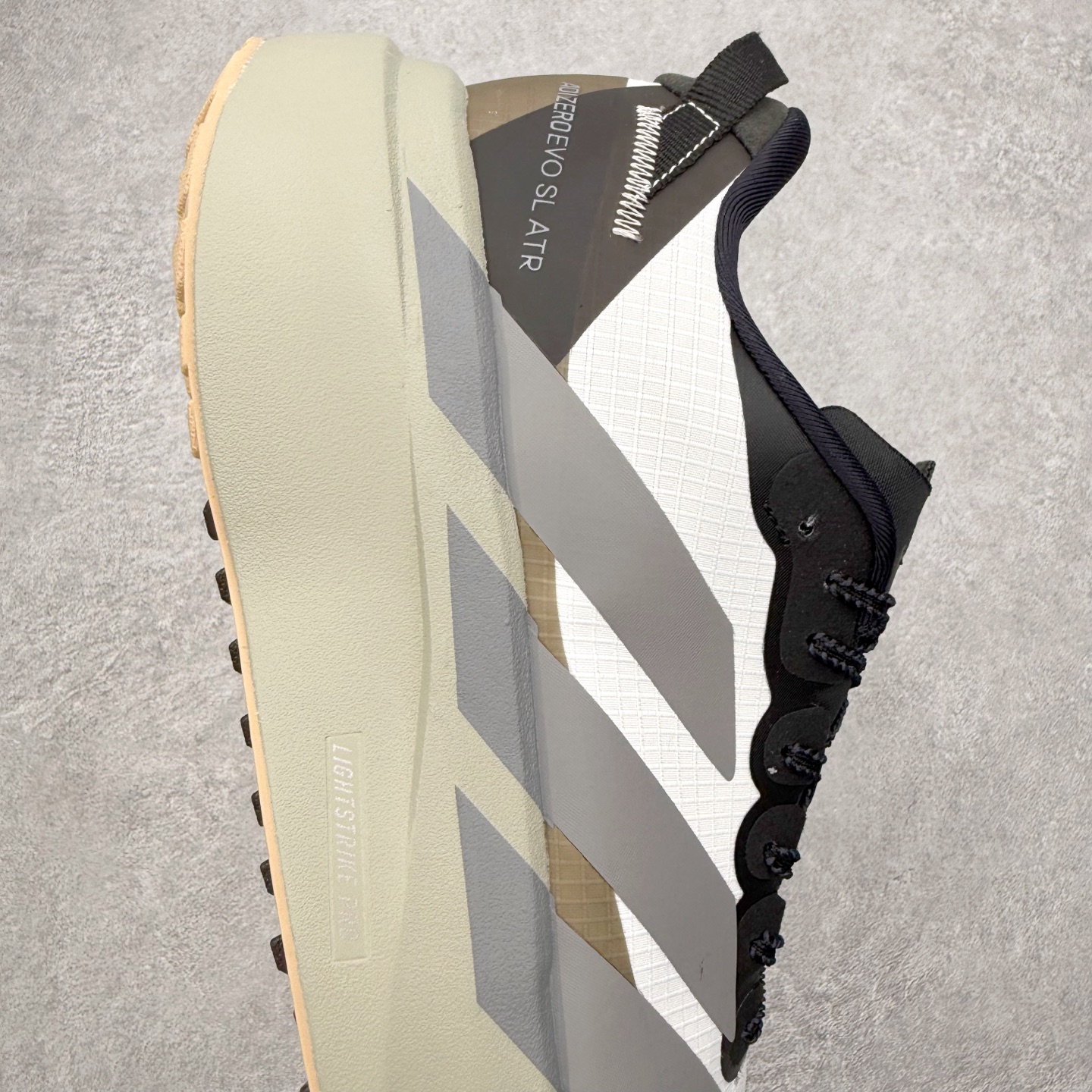 图片[6]-AD Adizero EVO SL ATR M 马拉松竞速专业跑鞋 CELERMESH针织网面非常轻薄 纤维间的缝隙很大 可以保证跑步时的透气、排汗效果 鞋舌直接与两侧的内衬和鞋底连接在一起 在跑步过程中不会被鞋舌的左右移动所困扰 在标准鞋带孔的基础上再拓宽一组鞋带孔 适合不同脚型的需求 突破性 EnergyRods 技术，有助于跑者实现更好的成绩 中底独特的LIGHTSTRIKE PRO泡棉材质 微弹感觉在跑步过程中给予了良好的支撑体验 对于顶级精英和高水平进阶跑者来说 ADIOS PRO是一双值得信赖的竞速比赛用鞋 尺码：36 36.5 37.5 38 38.5 39 40 40.5 41 42 42.5 43 44 44.5 45-选品中心