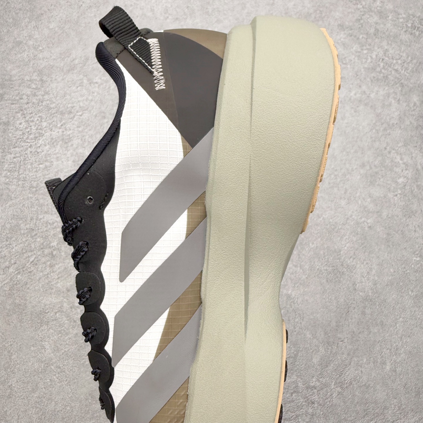 图片[7]-AD Adizero EVO SL ATR M 马拉松竞速专业跑鞋 CELERMESH针织网面非常轻薄 纤维间的缝隙很大 可以保证跑步时的透气、排汗效果 鞋舌直接与两侧的内衬和鞋底连接在一起 在跑步过程中不会被鞋舌的左右移动所困扰 在标准鞋带孔的基础上再拓宽一组鞋带孔 适合不同脚型的需求 突破性 EnergyRods 技术，有助于跑者实现更好的成绩 中底独特的LIGHTSTRIKE PRO泡棉材质 微弹感觉在跑步过程中给予了良好的支撑体验 对于顶级精英和高水平进阶跑者来说 ADIOS PRO是一双值得信赖的竞速比赛用鞋 尺码：36 36.5 37.5 38 38.5 39 40 40.5 41 42 42.5 43 44 44.5 45-选品中心