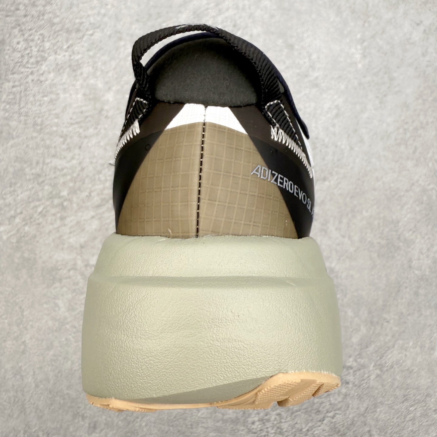 图片[8]-AD Adizero EVO SL ATR M 马拉松竞速专业跑鞋 CELERMESH针织网面非常轻薄 纤维间的缝隙很大 可以保证跑步时的透气、排汗效果 鞋舌直接与两侧的内衬和鞋底连接在一起 在跑步过程中不会被鞋舌的左右移动所困扰 在标准鞋带孔的基础上再拓宽一组鞋带孔 适合不同脚型的需求 突破性 EnergyRods 技术，有助于跑者实现更好的成绩 中底独特的LIGHTSTRIKE PRO泡棉材质 微弹感觉在跑步过程中给予了良好的支撑体验 对于顶级精英和高水平进阶跑者来说 ADIOS PRO是一双值得信赖的竞速比赛用鞋 尺码：36 36.5 37.5 38 38.5 39 40 40.5 41 42 42.5 43 44 44.5 45-选品中心