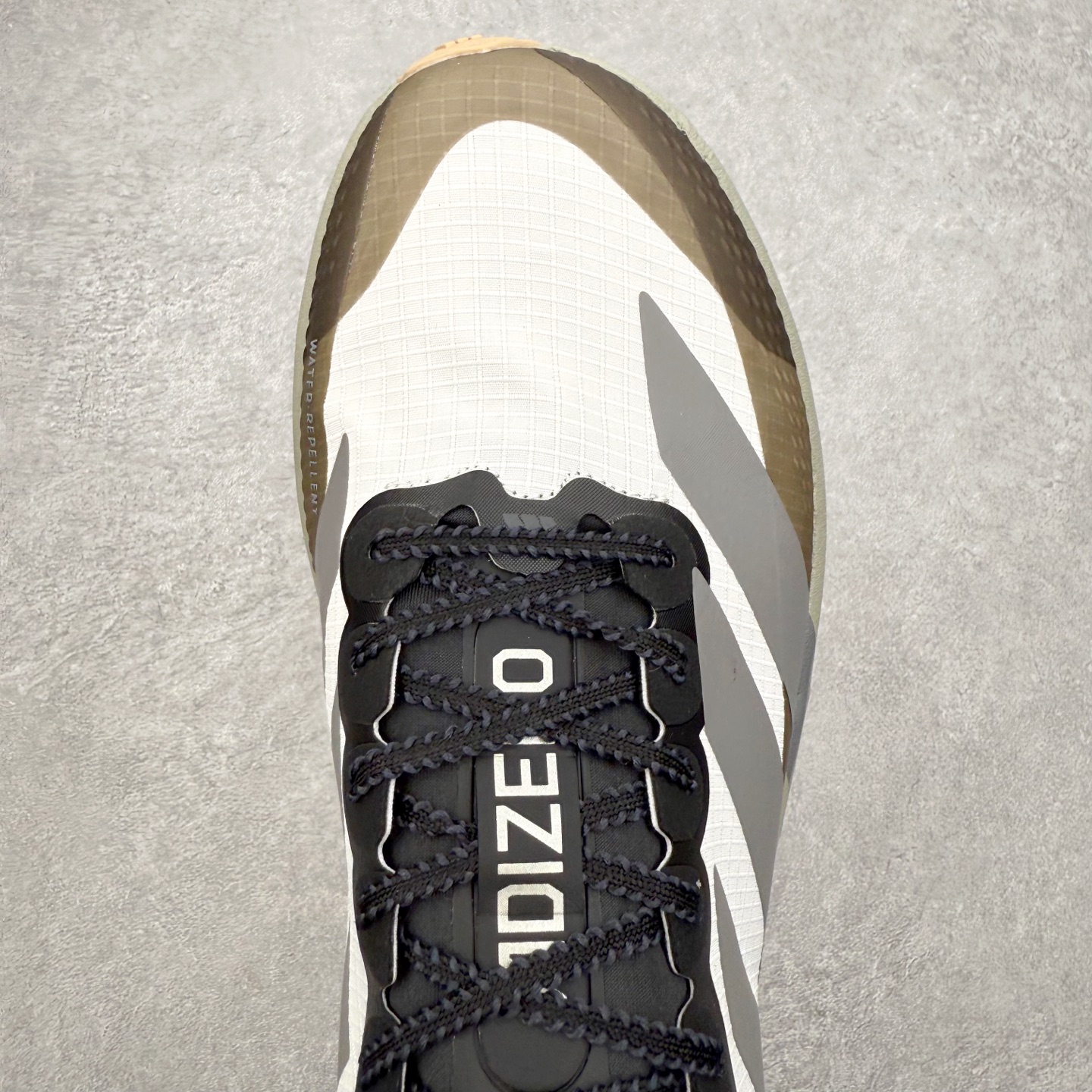 图片[4]-AD Adizero EVO SL ATR M 马拉松竞速专业跑鞋 CELERMESH针织网面非常轻薄 纤维间的缝隙很大 可以保证跑步时的透气、排汗效果 鞋舌直接与两侧的内衬和鞋底连接在一起 在跑步过程中不会被鞋舌的左右移动所困扰 在标准鞋带孔的基础上再拓宽一组鞋带孔 适合不同脚型的需求 突破性 EnergyRods 技术，有助于跑者实现更好的成绩 中底独特的LIGHTSTRIKE PRO泡棉材质 微弹感觉在跑步过程中给予了良好的支撑体验 对于顶级精英和高水平进阶跑者来说 ADIOS PRO是一双值得信赖的竞速比赛用鞋 尺码：36 36.5 37.5 38 38.5 39 40 40.5 41 42 42.5 43 44 44.5 45-选品中心