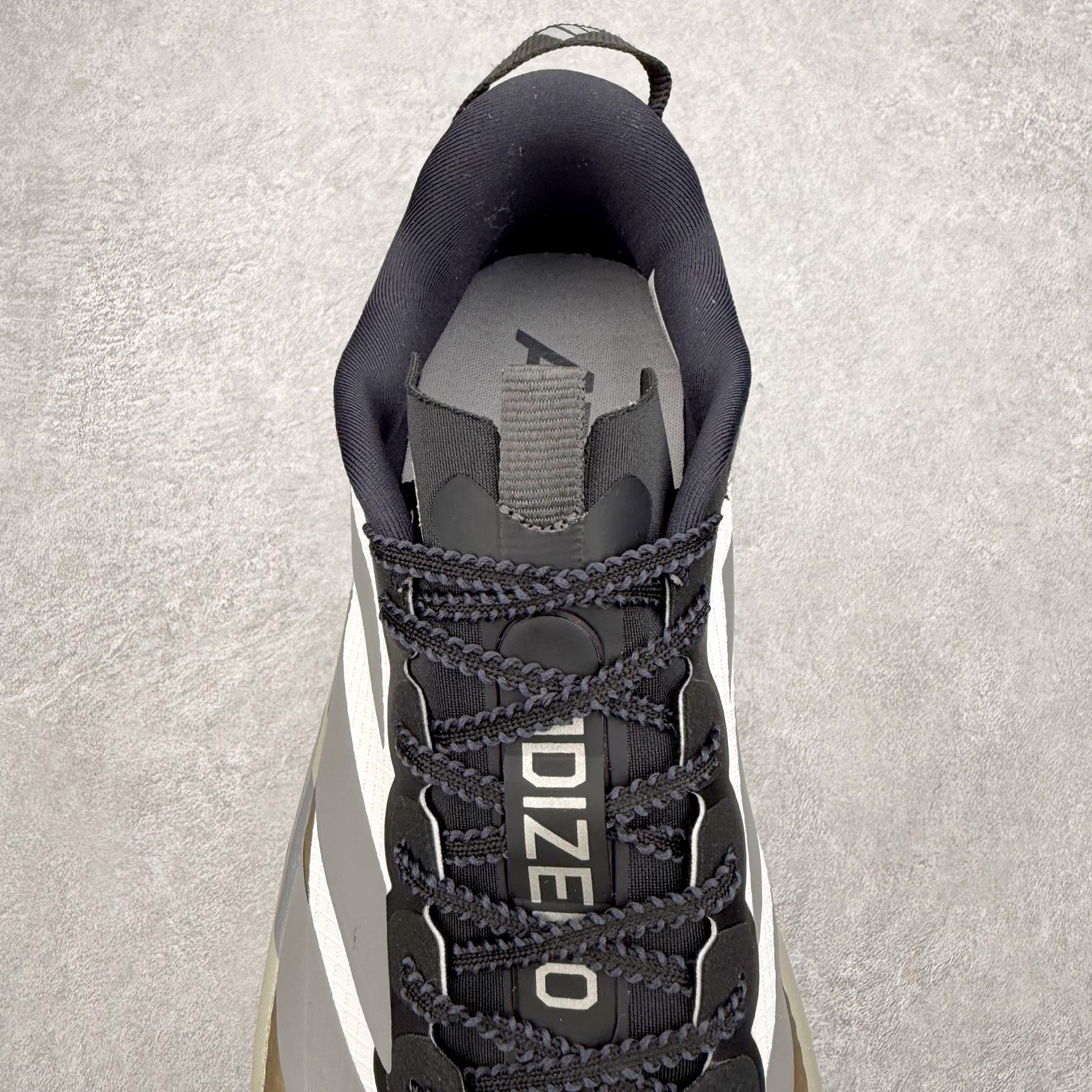 图片[5]-AD Adizero EVO SL ATR M 马拉松竞速专业跑鞋 CELERMESH针织网面非常轻薄 纤维间的缝隙很大 可以保证跑步时的透气、排汗效果 鞋舌直接与两侧的内衬和鞋底连接在一起 在跑步过程中不会被鞋舌的左右移动所困扰 在标准鞋带孔的基础上再拓宽一组鞋带孔 适合不同脚型的需求 突破性 EnergyRods 技术，有助于跑者实现更好的成绩 中底独特的LIGHTSTRIKE PRO泡棉材质 微弹感觉在跑步过程中给予了良好的支撑体验 对于顶级精英和高水平进阶跑者来说 ADIOS PRO是一双值得信赖的竞速比赛用鞋 尺码：36 36.5 37.5 38 38.5 39 40 40.5 41 42 42.5 43 44 44.5 45-选品中心