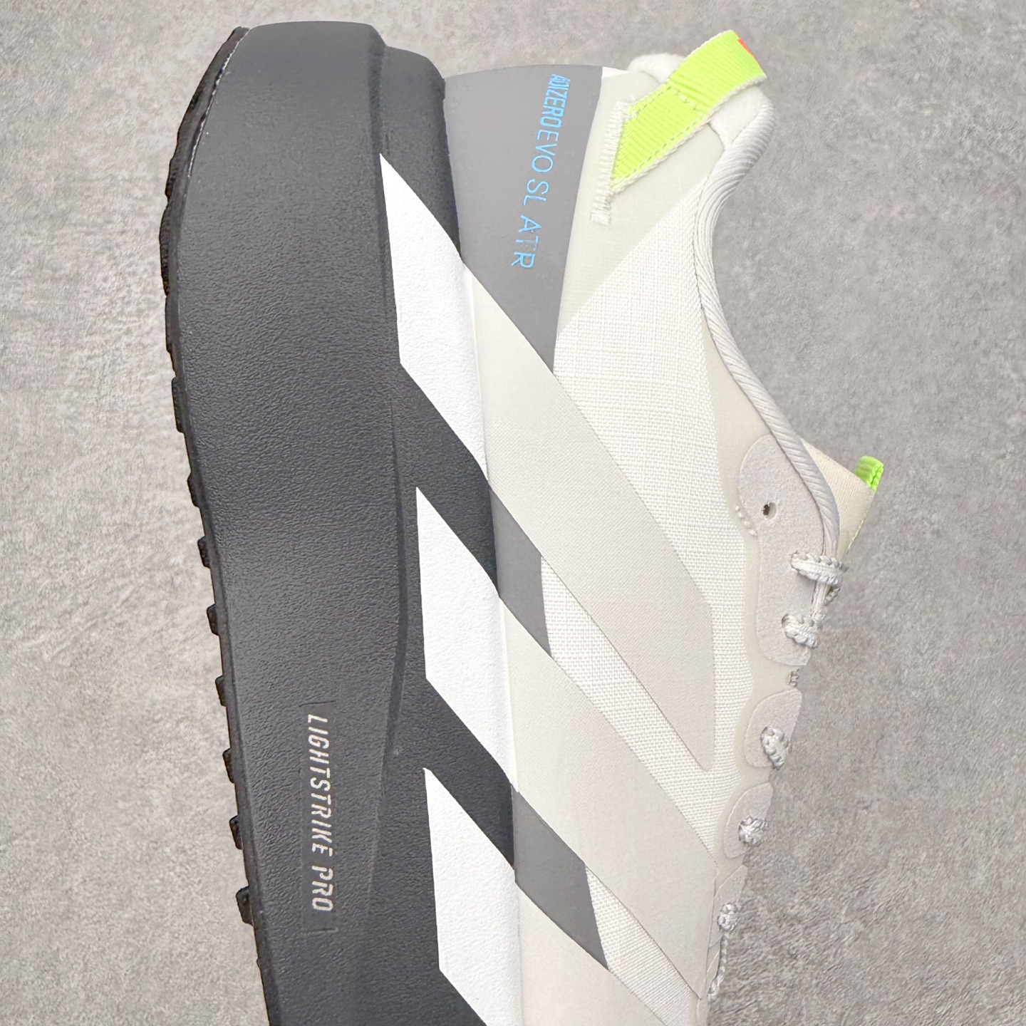 图片[6]-AD Adizero EVO SL ATR M 马拉松竞速专业跑鞋 CELERMESH针织网面非常轻薄 纤维间的缝隙很大 可以保证跑步时的透气、排汗效果 鞋舌直接与两侧的内衬和鞋底连接在一起 在跑步过程中不会被鞋舌的左右移动所困扰 在标准鞋带孔的基础上再拓宽一组鞋带孔 适合不同脚型的需求 突破性 EnergyRods 技术，有助于跑者实现更好的成绩 中底独特的LIGHTSTRIKE PRO泡棉材质 微弹感觉在跑步过程中给予了良好的支撑体验 对于顶级精英和高水平进阶跑者来说 ADIOS PRO是一双值得信赖的竞速比赛用鞋 尺码：36 36.5 37.5 38 38.5 39 40 40.5 41 42 42.5 43 44 44.5 45-选品中心