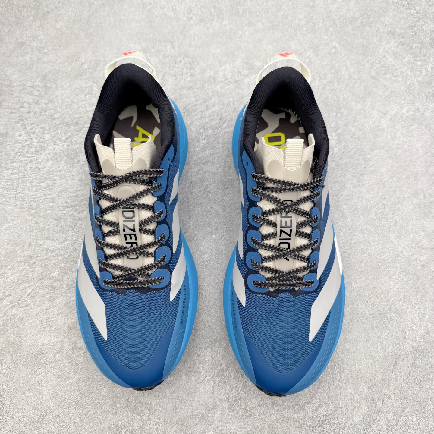 图片[2]-AD Adizero EVO SL ATR M 马拉松竞速专业跑鞋 CELERMESH针织网面非常轻薄 纤维间的缝隙很大 可以保证跑步时的透气、排汗效果 鞋舌直接与两侧的内衬和鞋底连接在一起 在跑步过程中不会被鞋舌的左右移动所困扰 在标准鞋带孔的基础上再拓宽一组鞋带孔 适合不同脚型的需求 突破性 EnergyRods 技术，有助于跑者实现更好的成绩 中底独特的LIGHTSTRIKE PRO泡棉材质 微弹感觉在跑步过程中给予了良好的支撑体验 对于顶级精英和高水平进阶跑者来说 ADIOS PRO是一双值得信赖的竞速比赛用鞋 尺码：36 36.5 37.5 38 38.5 39 40 40.5 41 42 42.5 43 44 44.5 45-选品中心