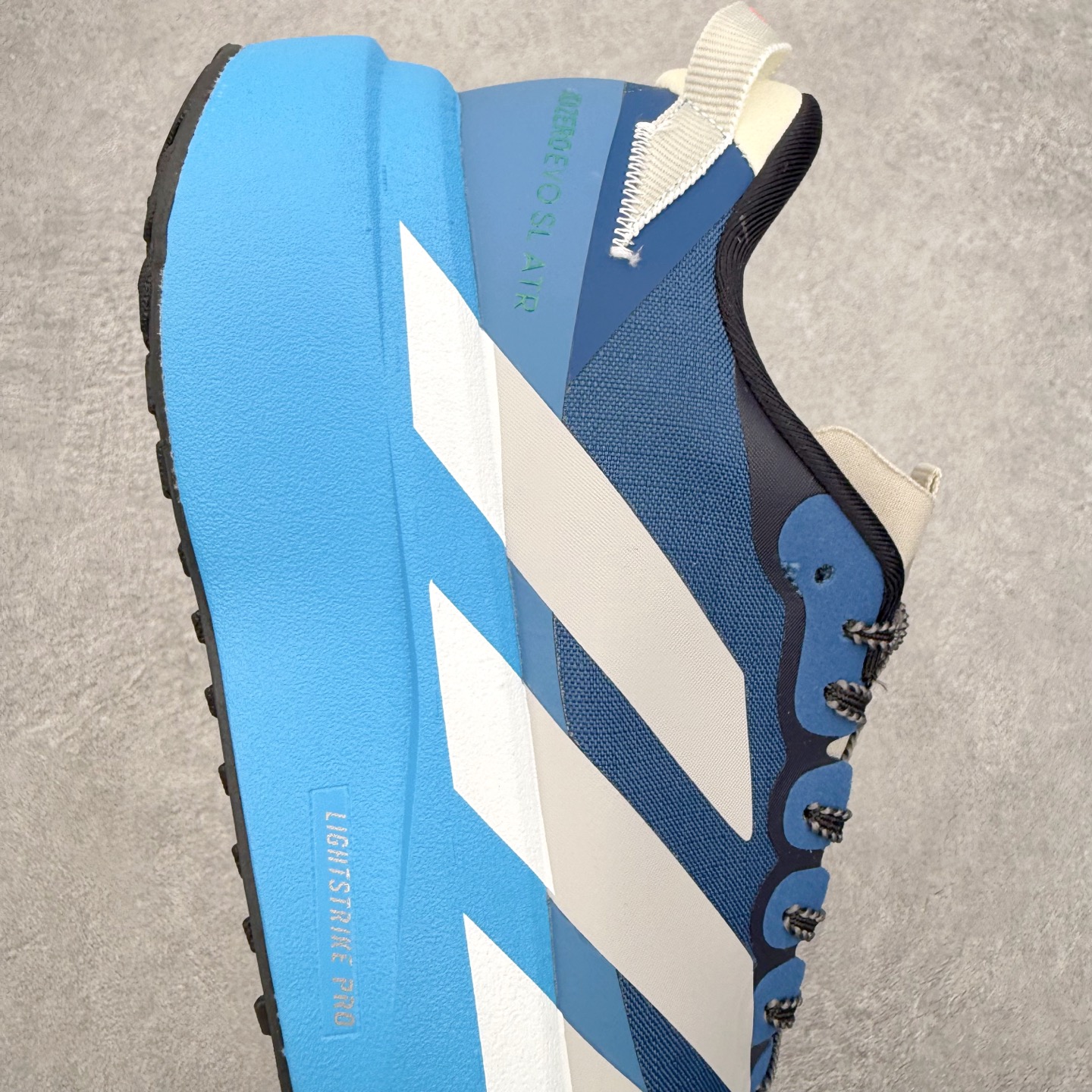 图片[6]-AD Adizero EVO SL ATR M 马拉松竞速专业跑鞋 CELERMESH针织网面非常轻薄 纤维间的缝隙很大 可以保证跑步时的透气、排汗效果 鞋舌直接与两侧的内衬和鞋底连接在一起 在跑步过程中不会被鞋舌的左右移动所困扰 在标准鞋带孔的基础上再拓宽一组鞋带孔 适合不同脚型的需求 突破性 EnergyRods 技术，有助于跑者实现更好的成绩 中底独特的LIGHTSTRIKE PRO泡棉材质 微弹感觉在跑步过程中给予了良好的支撑体验 对于顶级精英和高水平进阶跑者来说 ADIOS PRO是一双值得信赖的竞速比赛用鞋 尺码：36 36.5 37.5 38 38.5 39 40 40.5 41 42 42.5 43 44 44.5 45-选品中心