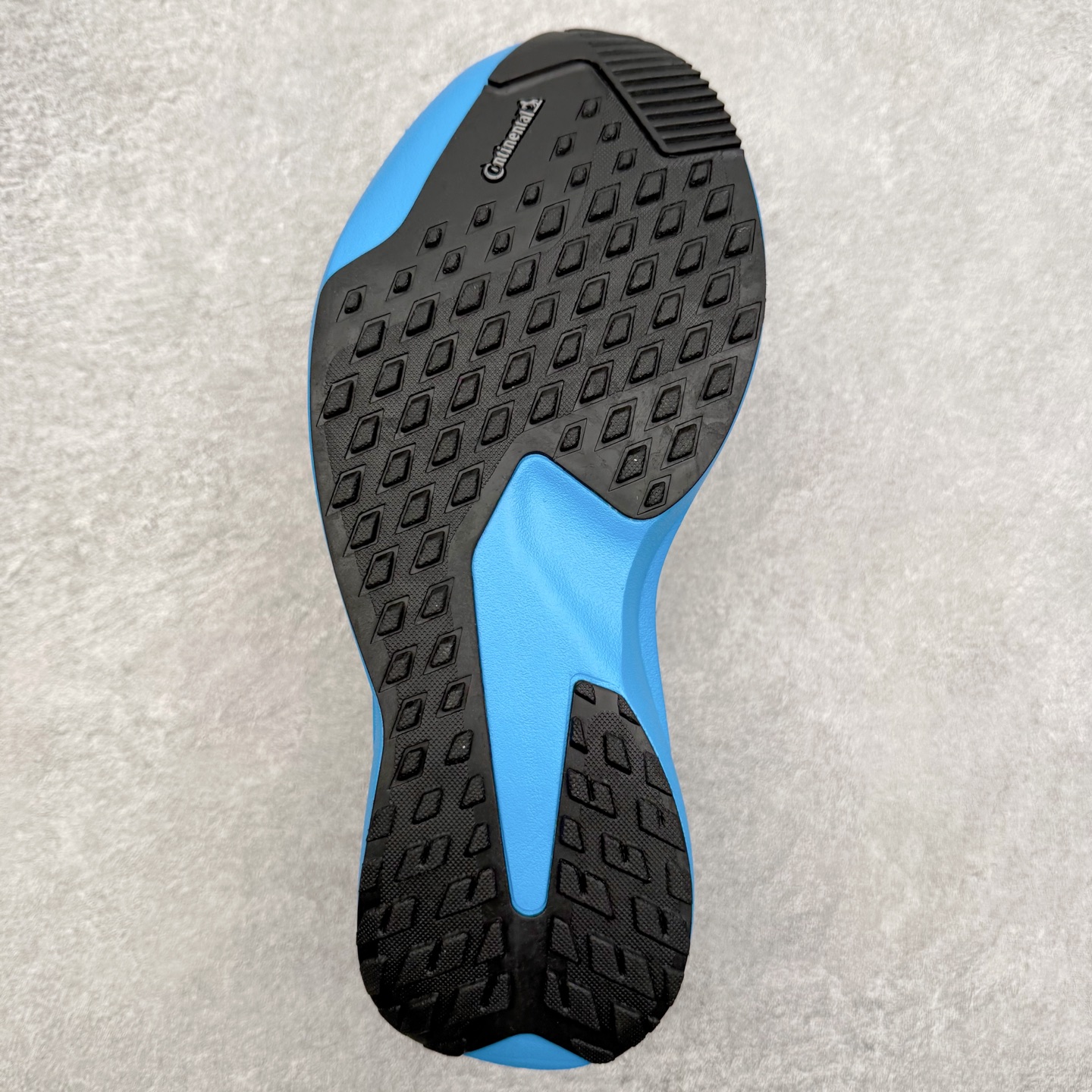 图片[9]-AD Adizero EVO SL ATR M 马拉松竞速专业跑鞋 CELERMESH针织网面非常轻薄 纤维间的缝隙很大 可以保证跑步时的透气、排汗效果 鞋舌直接与两侧的内衬和鞋底连接在一起 在跑步过程中不会被鞋舌的左右移动所困扰 在标准鞋带孔的基础上再拓宽一组鞋带孔 适合不同脚型的需求 突破性 EnergyRods 技术，有助于跑者实现更好的成绩 中底独特的LIGHTSTRIKE PRO泡棉材质 微弹感觉在跑步过程中给予了良好的支撑体验 对于顶级精英和高水平进阶跑者来说 ADIOS PRO是一双值得信赖的竞速比赛用鞋 尺码：36 36.5 37.5 38 38.5 39 40 40.5 41 42 42.5 43 44 44.5 45-选品中心