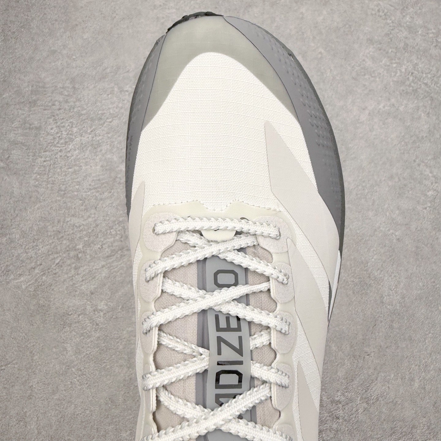 图片[4]-AD Adizero EVO SL ATR M 马拉松竞速专业跑鞋 CELERMESH针织网面非常轻薄 纤维间的缝隙很大 可以保证跑步时的透气、排汗效果 鞋舌直接与两侧的内衬和鞋底连接在一起 在跑步过程中不会被鞋舌的左右移动所困扰 在标准鞋带孔的基础上再拓宽一组鞋带孔 适合不同脚型的需求 突破性 EnergyRods 技术，有助于跑者实现更好的成绩 中底独特的LIGHTSTRIKE PRO泡棉材质 微弹感觉在跑步过程中给予了良好的支撑体验 对于顶级精英和高水平进阶跑者来说 ADIOS PRO是一双值得信赖的竞速比赛用鞋 尺码：36 36.5 37.5 38 38.5 39 40 40.5 41 42 42.5 43 44 44.5 45-选品中心