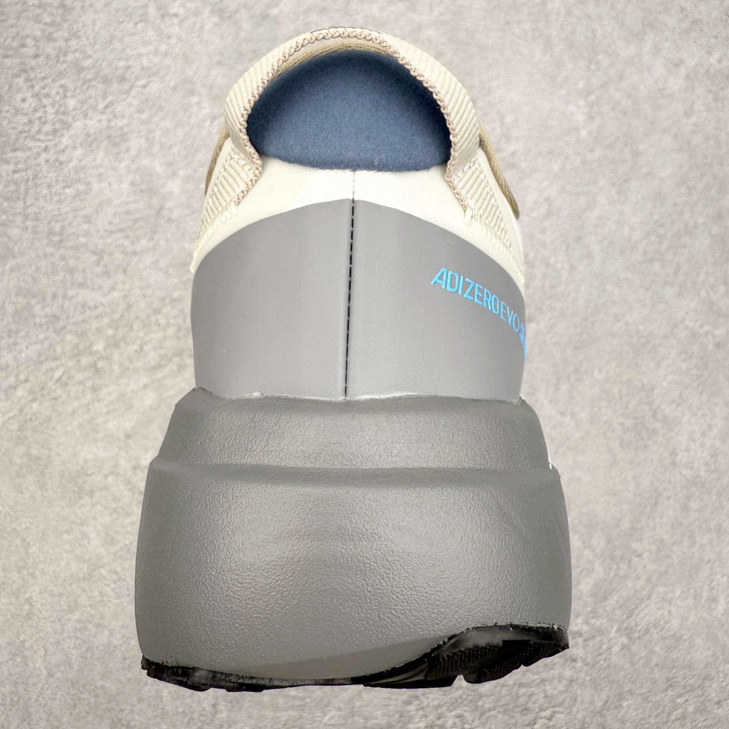 图片[8]-AD Adizero EVO SL ATR M 马拉松竞速专业跑鞋 CELERMESH针织网面非常轻薄 纤维间的缝隙很大 可以保证跑步时的透气、排汗效果 鞋舌直接与两侧的内衬和鞋底连接在一起 在跑步过程中不会被鞋舌的左右移动所困扰 在标准鞋带孔的基础上再拓宽一组鞋带孔 适合不同脚型的需求 突破性 EnergyRods 技术，有助于跑者实现更好的成绩 中底独特的LIGHTSTRIKE PRO泡棉材质 微弹感觉在跑步过程中给予了良好的支撑体验 对于顶级精英和高水平进阶跑者来说 ADIOS PRO是一双值得信赖的竞速比赛用鞋 尺码：36 36.5 37.5 38 38.5 39 40 40.5 41 42 42.5 43 44 44.5 45-选品中心