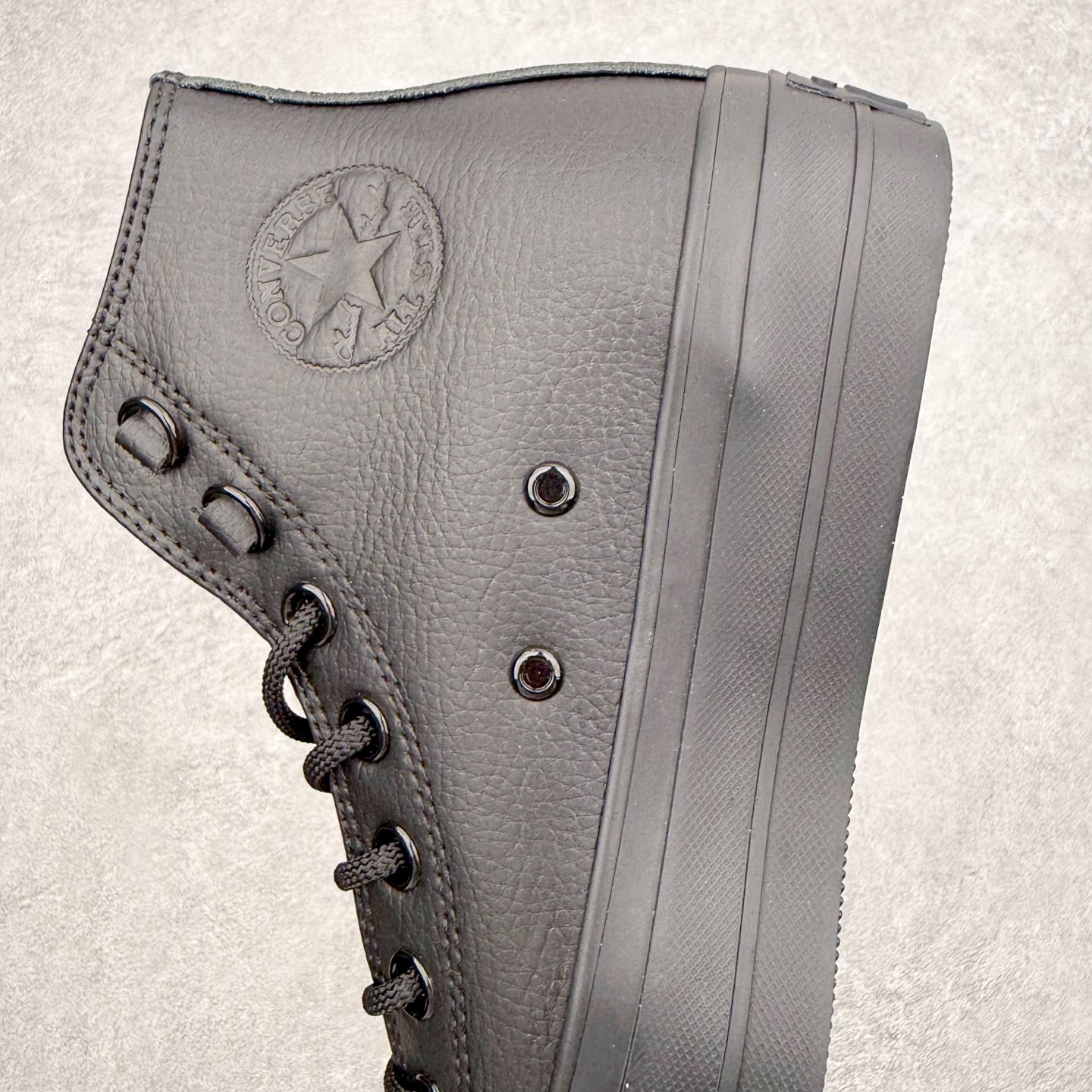 图片[7]-Converse Chuck All Star Lift 匡威官方 厚底防水皮面黑武士板鞋 鞋面采用细腻荔枝纹皮，触感柔软且耐磨损，哑光黑色调自带高级感，无论是搭配牛仔裤还是运动裙装都能轻松驾驭。 加高的厚底设计在视觉上拉长腿部线条，同时缓震性能优异，日常通勤或长时间行走都能保证舒适。鞋身的隐形星标 Logo 和加固鞋带孔等细节，延续了品牌标志性设计，又通过全黑配色让整体造型更显利落低调。 货号：A12969C 尺码：35 36 36.5 37 37.5 38 39 39.5 40 41 41.5 42 42.5 43 44-选品中心