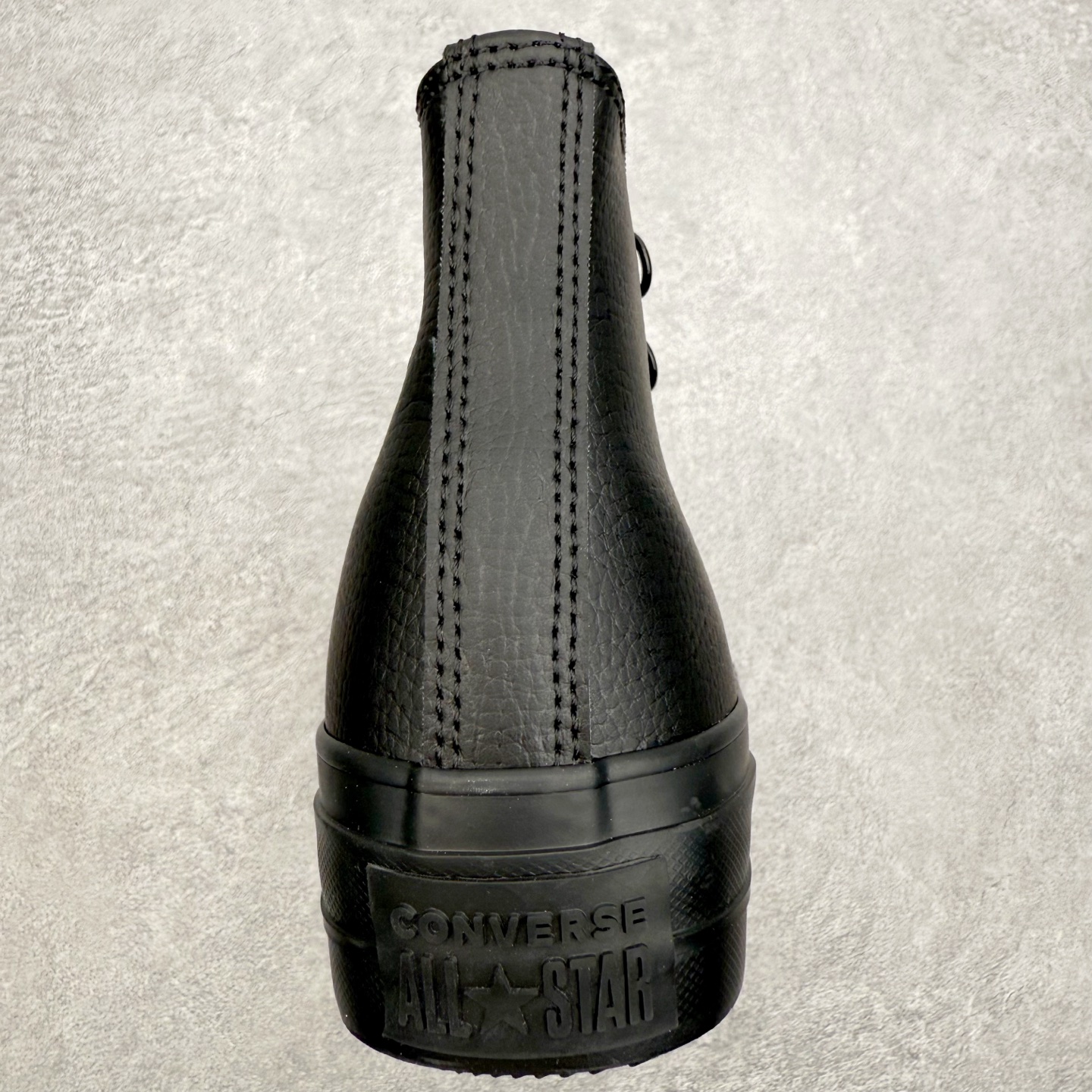 图片[8]-Converse Chuck All Star Lift 匡威官方 厚底防水皮面黑武士板鞋 鞋面采用细腻荔枝纹皮，触感柔软且耐磨损，哑光黑色调自带高级感，无论是搭配牛仔裤还是运动裙装都能轻松驾驭。 加高的厚底设计在视觉上拉长腿部线条，同时缓震性能优异，日常通勤或长时间行走都能保证舒适。鞋身的隐形星标 Logo 和加固鞋带孔等细节，延续了品牌标志性设计，又通过全黑配色让整体造型更显利落低调。 货号：A12969C 尺码：35 36 36.5 37 37.5 38 39 39.5 40 41 41.5 42 42.5 43 44-选品中心