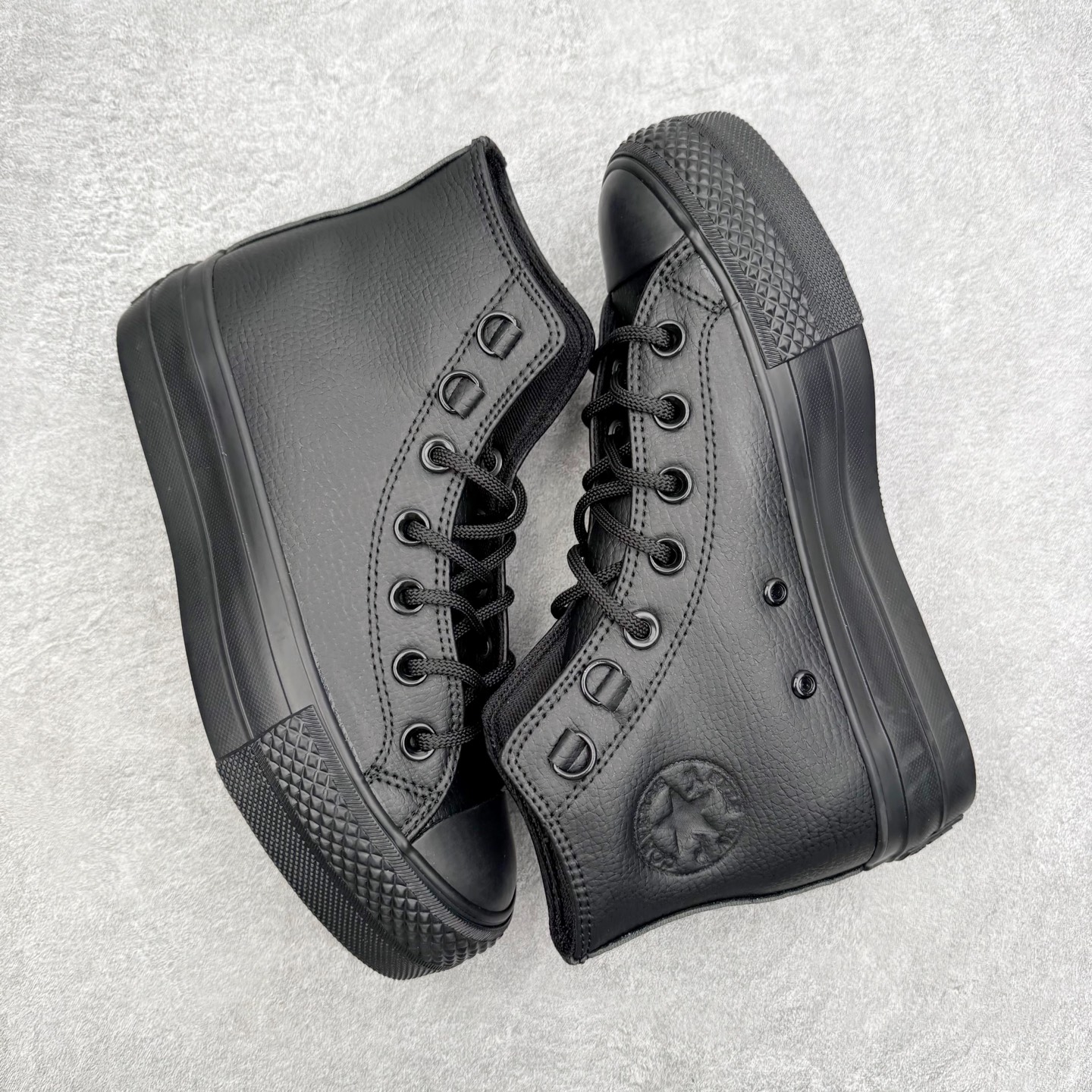 图片[3]-Converse Chuck All Star Lift 匡威官方 厚底防水皮面黑武士板鞋 鞋面采用细腻荔枝纹皮，触感柔软且耐磨损，哑光黑色调自带高级感，无论是搭配牛仔裤还是运动裙装都能轻松驾驭。 加高的厚底设计在视觉上拉长腿部线条，同时缓震性能优异，日常通勤或长时间行走都能保证舒适。鞋身的隐形星标 Logo 和加固鞋带孔等细节，延续了品牌标志性设计，又通过全黑配色让整体造型更显利落低调。 货号：A12969C 尺码：35 36 36.5 37 37.5 38 39 39.5 40 41 41.5 42 42.5 43 44-选品中心