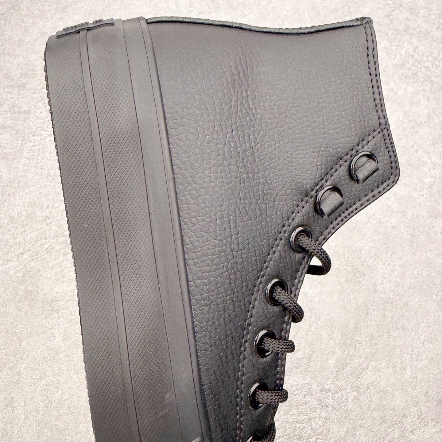 图片[6]-Converse Chuck All Star Lift 匡威官方 厚底防水皮面黑武士板鞋 鞋面采用细腻荔枝纹皮，触感柔软且耐磨损，哑光黑色调自带高级感，无论是搭配牛仔裤还是运动裙装都能轻松驾驭。 加高的厚底设计在视觉上拉长腿部线条，同时缓震性能优异，日常通勤或长时间行走都能保证舒适。鞋身的隐形星标 Logo 和加固鞋带孔等细节，延续了品牌标志性设计，又通过全黑配色让整体造型更显利落低调。 货号：A12969C 尺码：35 36 36.5 37 37.5 38 39 39.5 40 41 41.5 42 42.5 43 44-选品中心