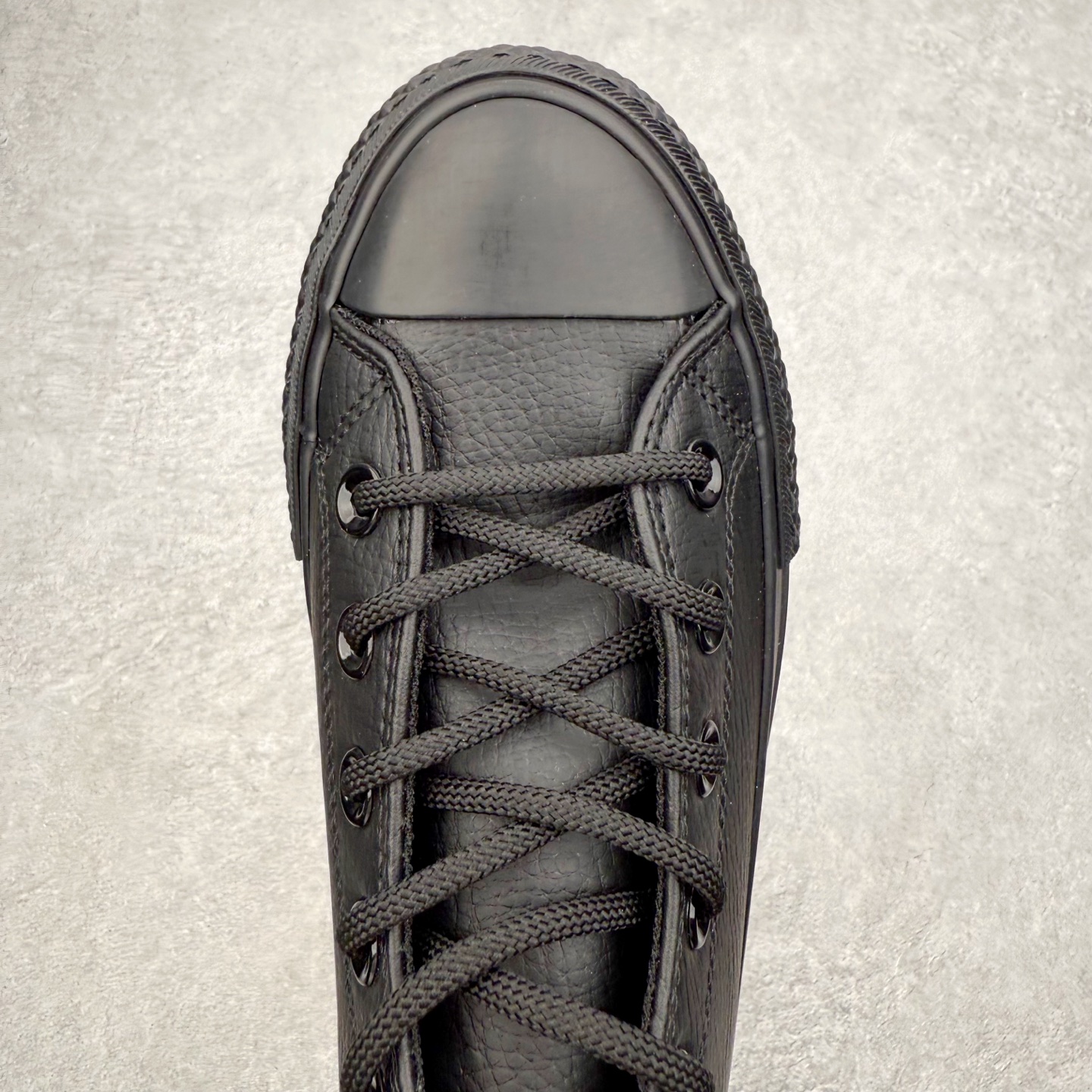 图片[4]-Converse Chuck All Star Lift 匡威官方 厚底防水皮面黑武士板鞋 鞋面采用细腻荔枝纹皮，触感柔软且耐磨损，哑光黑色调自带高级感，无论是搭配牛仔裤还是运动裙装都能轻松驾驭。 加高的厚底设计在视觉上拉长腿部线条，同时缓震性能优异，日常通勤或长时间行走都能保证舒适。鞋身的隐形星标 Logo 和加固鞋带孔等细节，延续了品牌标志性设计，又通过全黑配色让整体造型更显利落低调。 货号：A12969C 尺码：35 36 36.5 37 37.5 38 39 39.5 40 41 41.5 42 42.5 43 44-选品中心