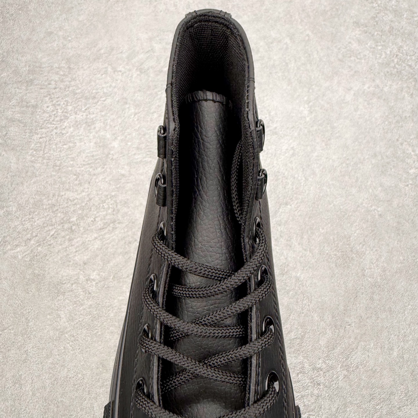 图片[5]-Converse Chuck All Star Lift 匡威官方 厚底防水皮面黑武士板鞋 鞋面采用细腻荔枝纹皮，触感柔软且耐磨损，哑光黑色调自带高级感，无论是搭配牛仔裤还是运动裙装都能轻松驾驭。 加高的厚底设计在视觉上拉长腿部线条，同时缓震性能优异，日常通勤或长时间行走都能保证舒适。鞋身的隐形星标 Logo 和加固鞋带孔等细节，延续了品牌标志性设计，又通过全黑配色让整体造型更显利落低调。 货号：A12969C 尺码：35 36 36.5 37 37.5 38 39 39.5 40 41 41.5 42 42.5 43 44-选品中心