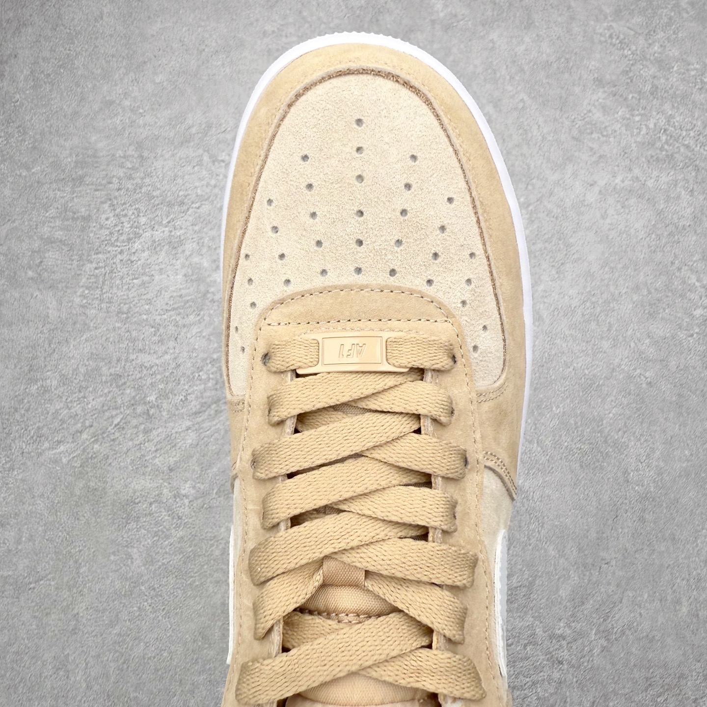 图片[4]-＃XT纯原 NK Air Force 1 Low 空军一号时尚舒适防滑耐磨低帮板鞋 IQ9964-200 顶级批次 2022全新楦头鞋型 鱼鳞大底 历时开发三个月 清洁度完美 二维码鞋标 内置芯片及solo气垫 大底高度及其弧度依照正品 钢印 logo刺绣 鞋口弧度 鞋头长度 鞋面冲孔 鞋垫背胶及钢印 完美鞋型对比正品 每一处都是细节满满 柔软、弹性十足的缓震性能和出色的中底设计 横跨复古与现代的外型结合 造就出风靡全球 三十多年的Force 1 直到今天还深受青睐 实拍调校N版已经零色差零失真 百分百还原实物色彩所见即所得 不存在货不对板色差等低级问题 选购参考实物拍摄 不混卖不参货 只用心做好货严格选品 承诺混一赔十 尺码：36 36.5 37.5 38 38.5 39 40 40.5 41 42 42.5 43 44 44.5 45-选品中心