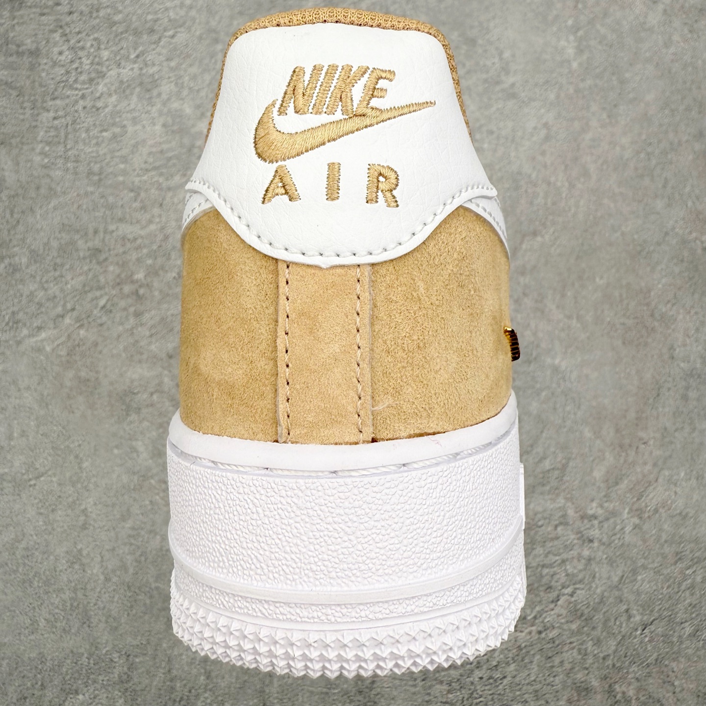 图片[8]-＃XT纯原 NK Air Force 1 Low 空军一号时尚舒适防滑耐磨低帮板鞋 IQ9964-200 顶级批次 2022全新楦头鞋型 鱼鳞大底 历时开发三个月 清洁度完美 二维码鞋标 内置芯片及solo气垫 大底高度及其弧度依照正品 钢印 logo刺绣 鞋口弧度 鞋头长度 鞋面冲孔 鞋垫背胶及钢印 完美鞋型对比正品 每一处都是细节满满 柔软、弹性十足的缓震性能和出色的中底设计 横跨复古与现代的外型结合 造就出风靡全球 三十多年的Force 1 直到今天还深受青睐 实拍调校N版已经零色差零失真 百分百还原实物色彩所见即所得 不存在货不对板色差等低级问题 选购参考实物拍摄 不混卖不参货 只用心做好货严格选品 承诺混一赔十 尺码：36 36.5 37.5 38 38.5 39 40 40.5 41 42 42.5 43 44 44.5 45-选品中心