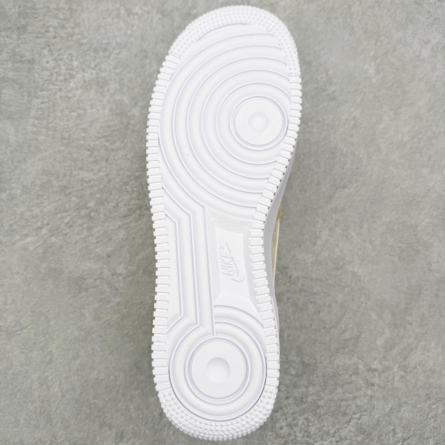 图片[9]-＃XT纯原 NK Air Force 1 Low 空军一号时尚舒适防滑耐磨低帮板鞋 IQ9964-200 顶级批次 2022全新楦头鞋型 鱼鳞大底 历时开发三个月 清洁度完美 二维码鞋标 内置芯片及solo气垫 大底高度及其弧度依照正品 钢印 logo刺绣 鞋口弧度 鞋头长度 鞋面冲孔 鞋垫背胶及钢印 完美鞋型对比正品 每一处都是细节满满 柔软、弹性十足的缓震性能和出色的中底设计 横跨复古与现代的外型结合 造就出风靡全球 三十多年的Force 1 直到今天还深受青睐 实拍调校N版已经零色差零失真 百分百还原实物色彩所见即所得 不存在货不对板色差等低级问题 选购参考实物拍摄 不混卖不参货 只用心做好货严格选品 承诺混一赔十 尺码：36 36.5 37.5 38 38.5 39 40 40.5 41 42 42.5 43 44 44.5 45-选品中心